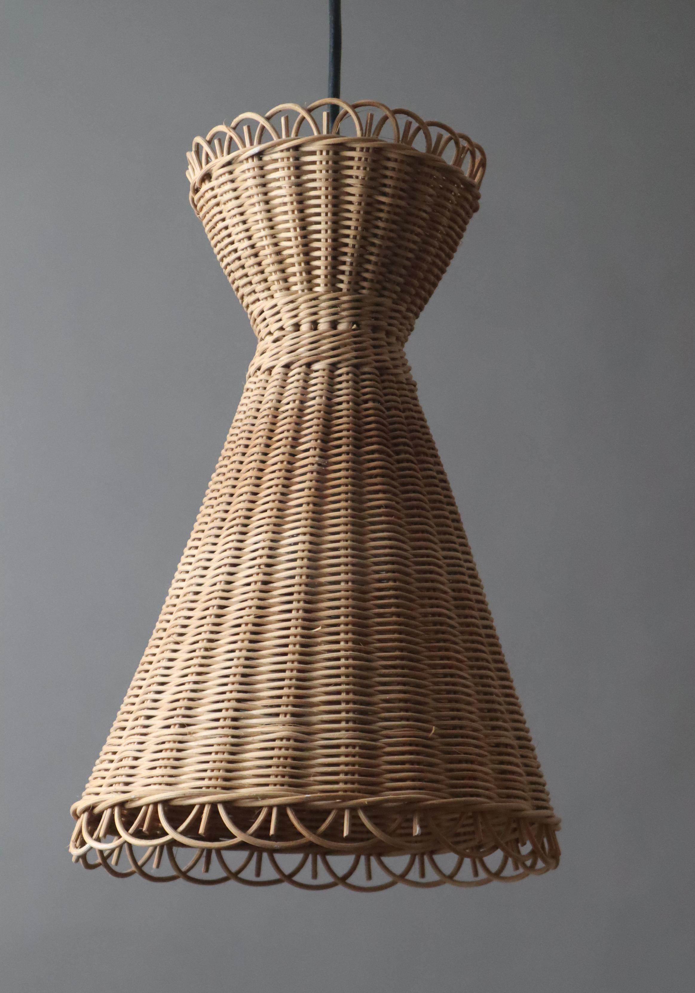 Lámpara colgante Diabolo Kiwi Boho Basket al estilo de J.T. Kalmar , años 50 mediados del siglo XX en venta