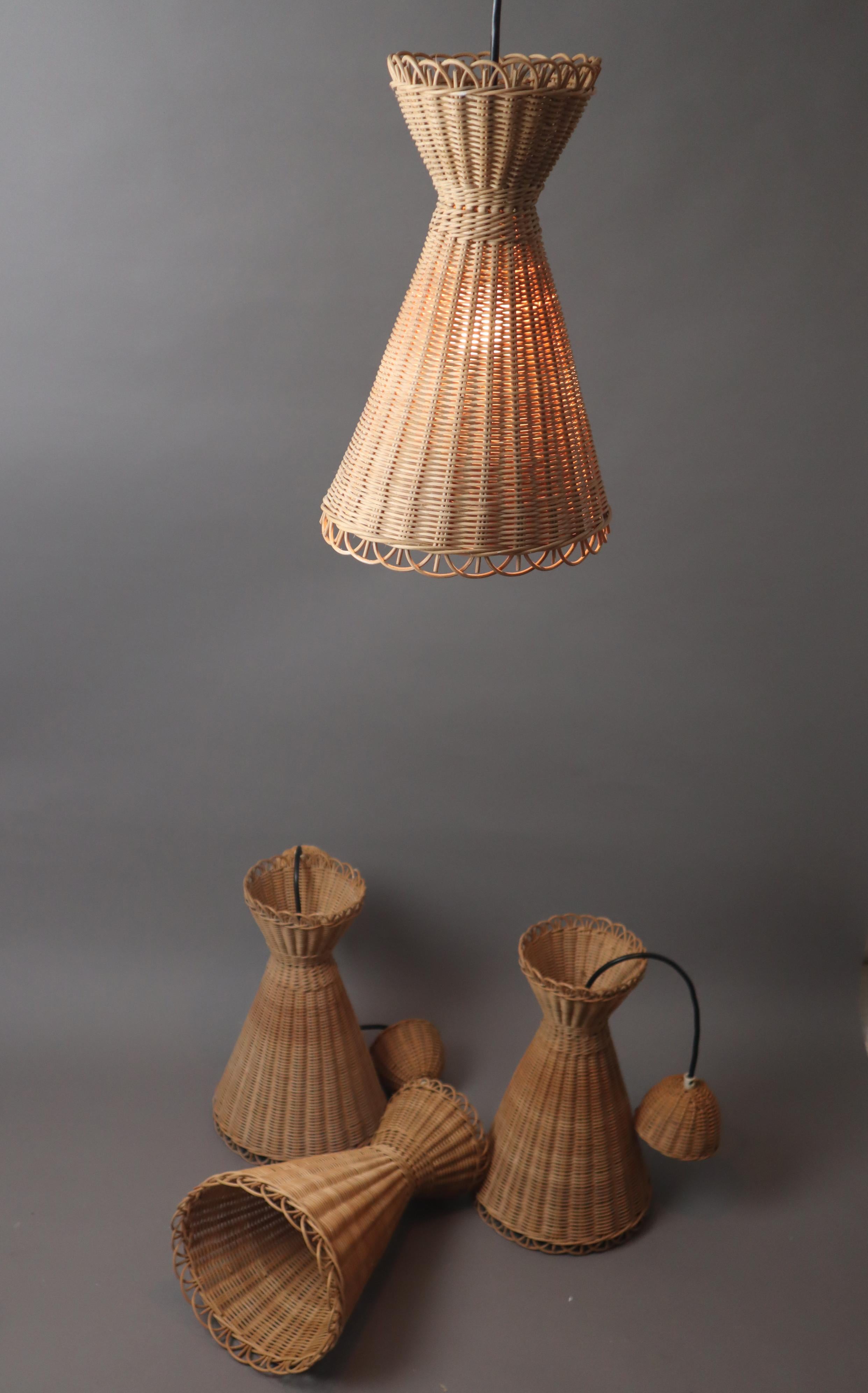 Lámpara colgante Diabolo Kiwi Boho Basket al estilo de J.T. Kalmar , años 50 Mimbre en venta