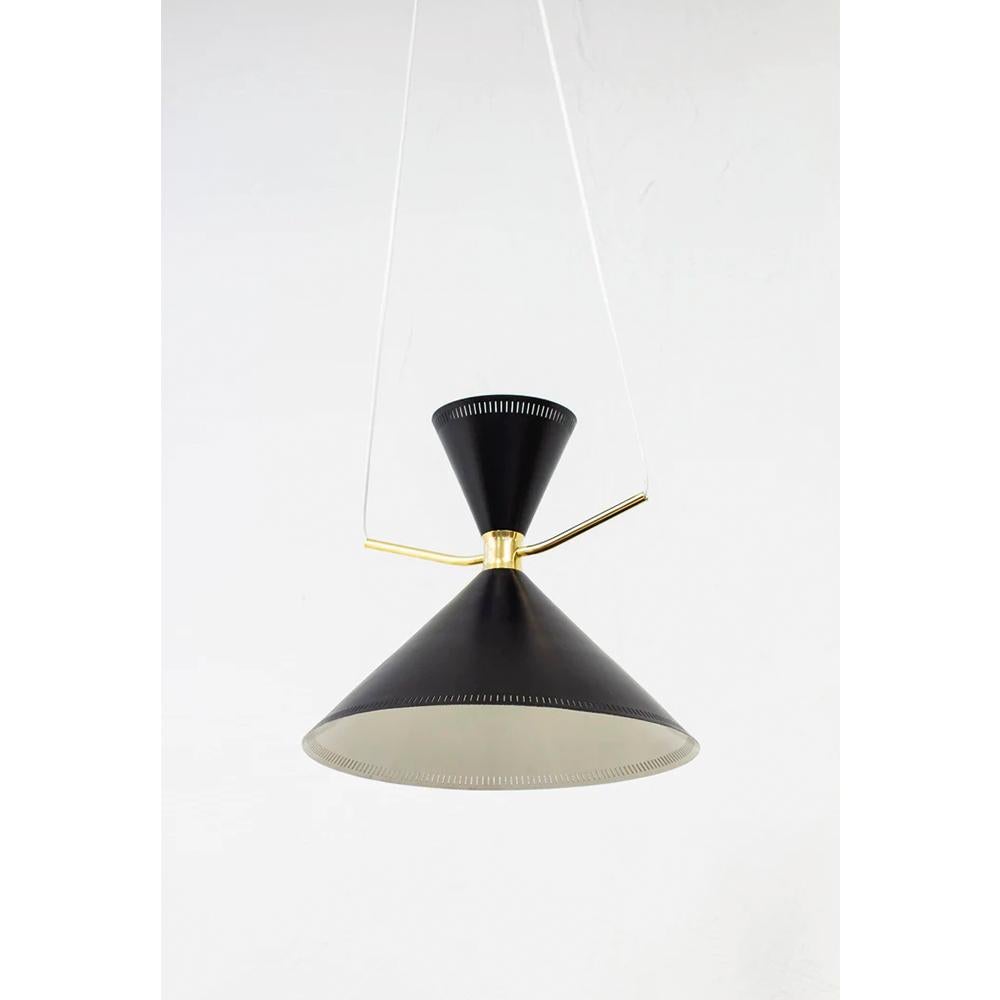 Rare pendant light attributed to Svend Aage Holm Sørensen. Very beautiful “diabolo” lampshade held by a double brass stem, which gives it its originality. A bright, sleek design with up and down lighting, and a solid metal and brass frame. Holm