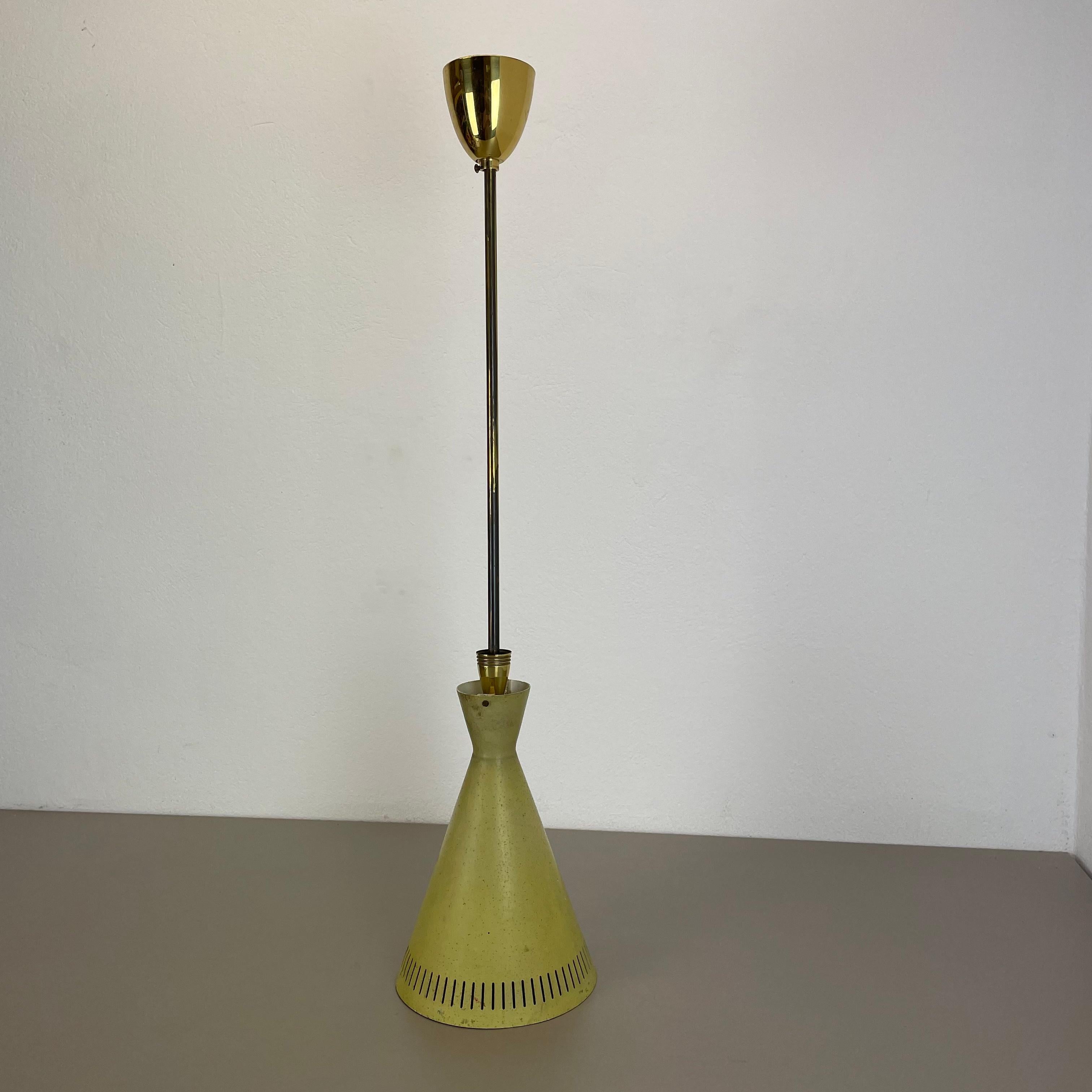 Article: diabolo Hanging light 


Origin: Italy


Age: 1950s


 

This fantastic hanging light was designed and produced in 1950s in Italy. The shade is made of metal with a nice tube formed diabolo shape, combined with a long brass