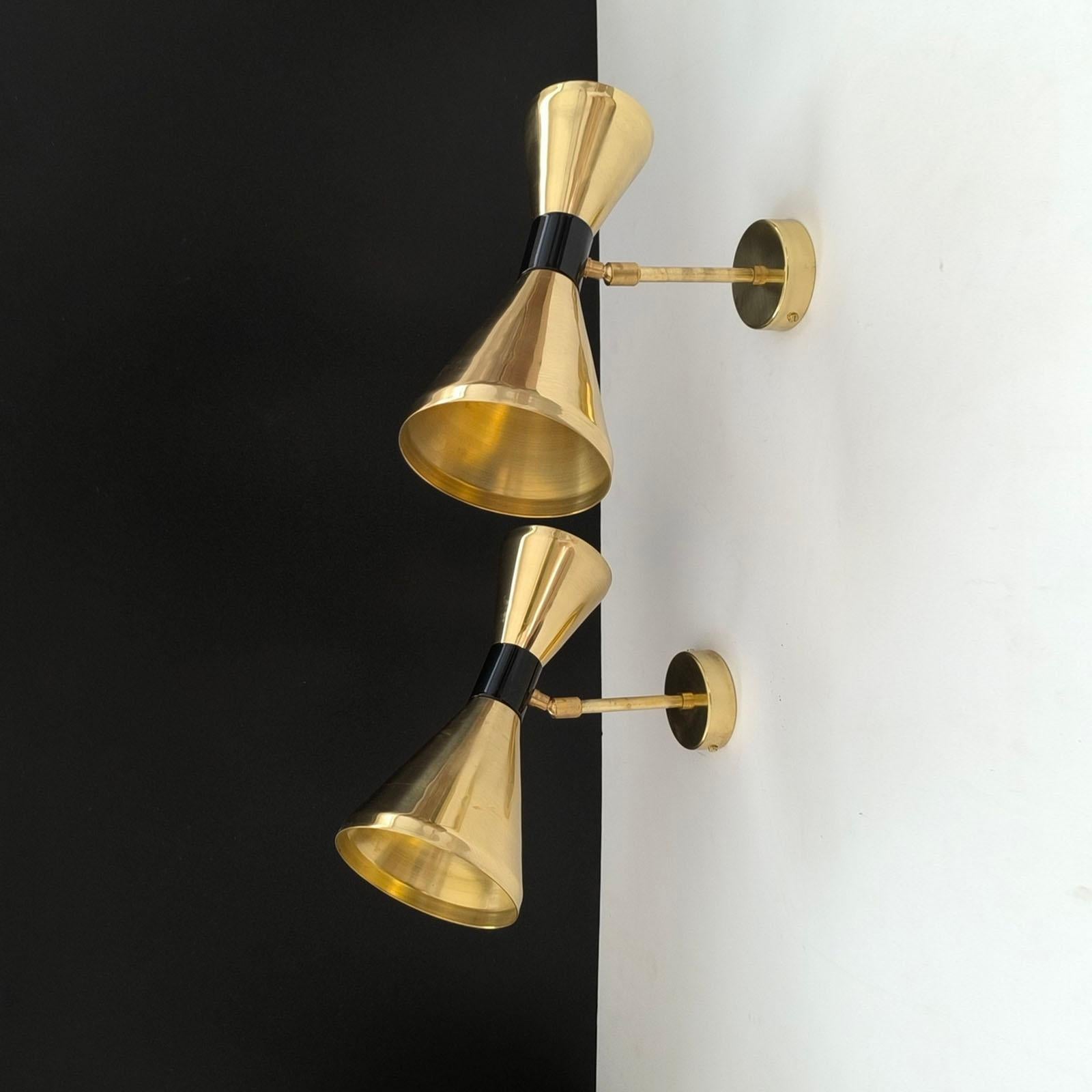 Coppia di applique a Diabolo orientabili italiane, nello stile di Stilnovo.
Altezza 26 cm.
Consegna standard in ottone lucido, prese E12 o E14 su richiesta.
Sono disponibili finiture opzionali.
Qualsiasi colore RAL/combinazione di due colori.
Ottone