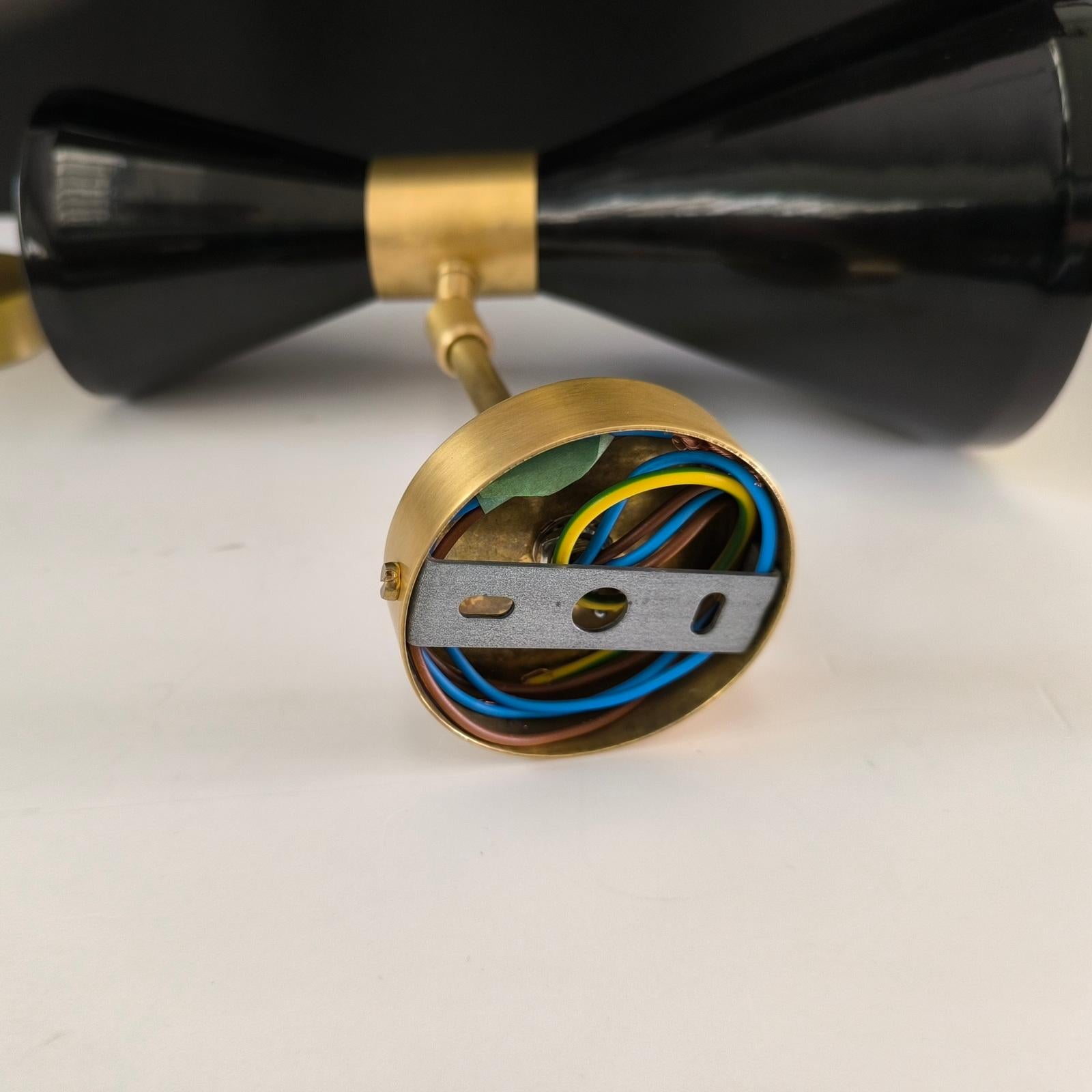 Diabolo Paire d'appliques réglables en laiton patiné et peinture noire style Stilnovo en vente 2