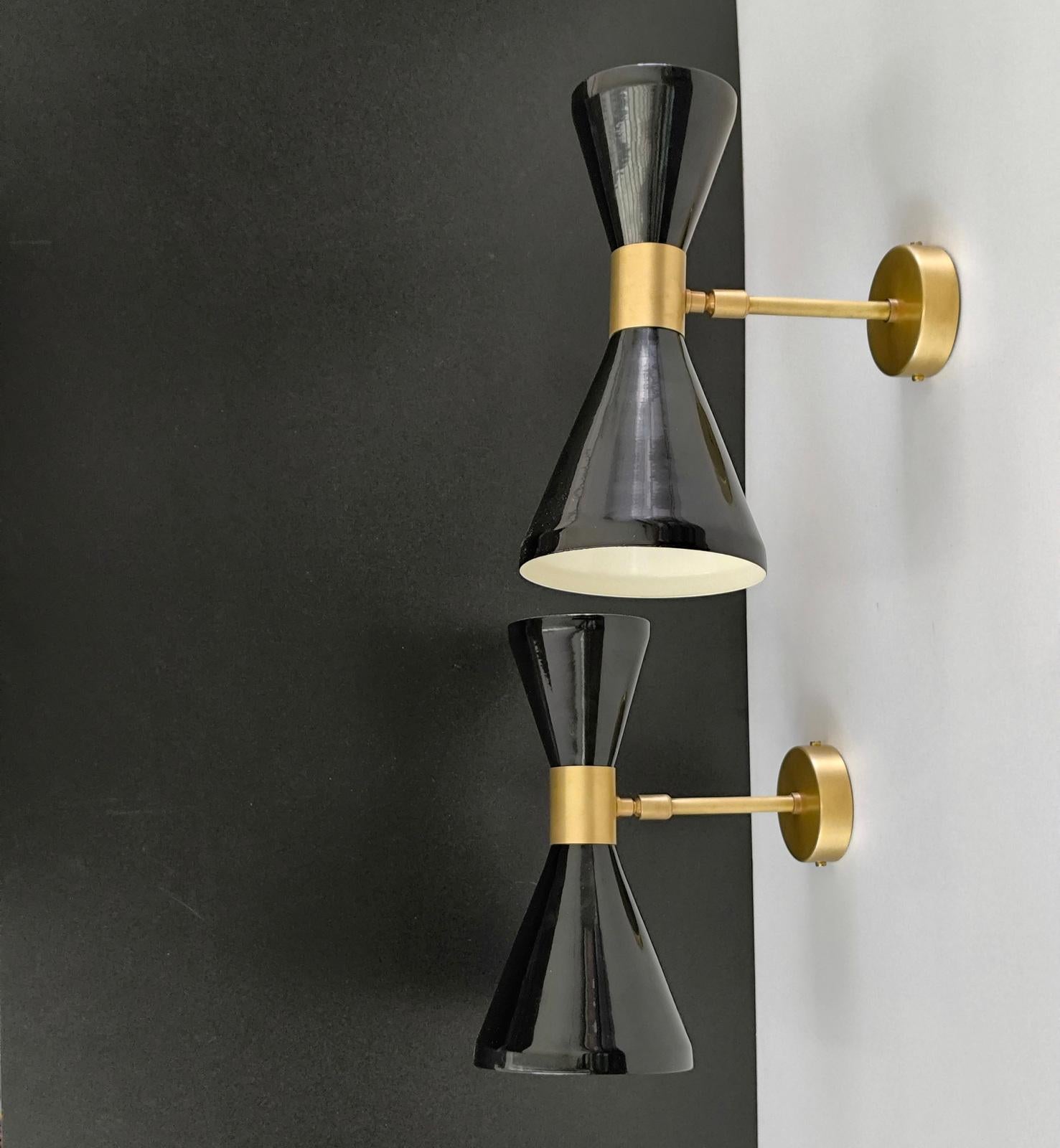 Mid-Century Modern Diabolo Paire d'appliques réglables en laiton patiné et peinture noire style Stilnovo en vente