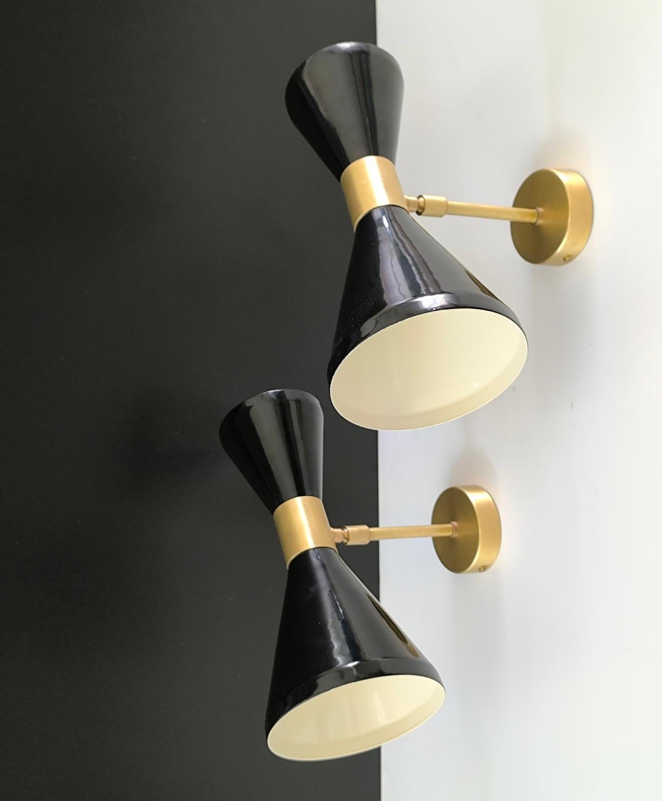 italien Diabolo Paire d'appliques réglables en laiton patiné et peinture noire style Stilnovo en vente