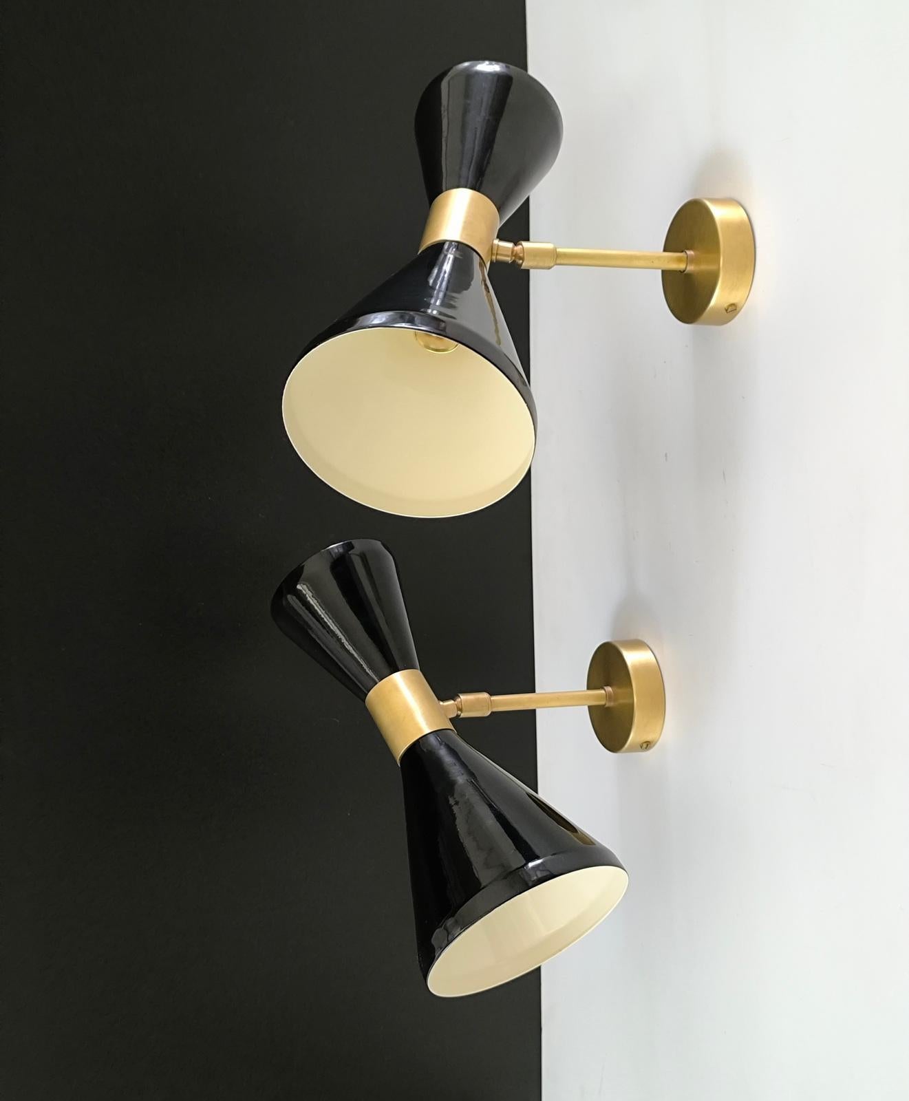 Peint Diabolo Paire d'appliques réglables en laiton patiné et peinture noire style Stilnovo en vente