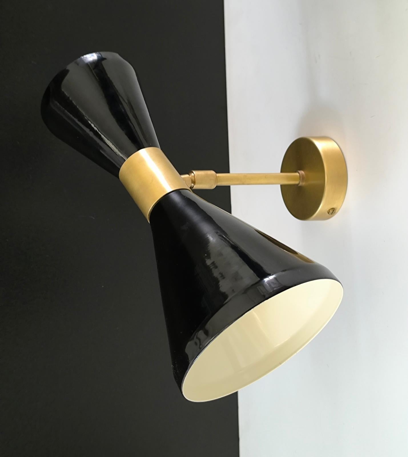 Diabolo Paire d'appliques réglables en laiton patiné et peinture noire style Stilnovo Neuf - En vente à Bochum, NRW