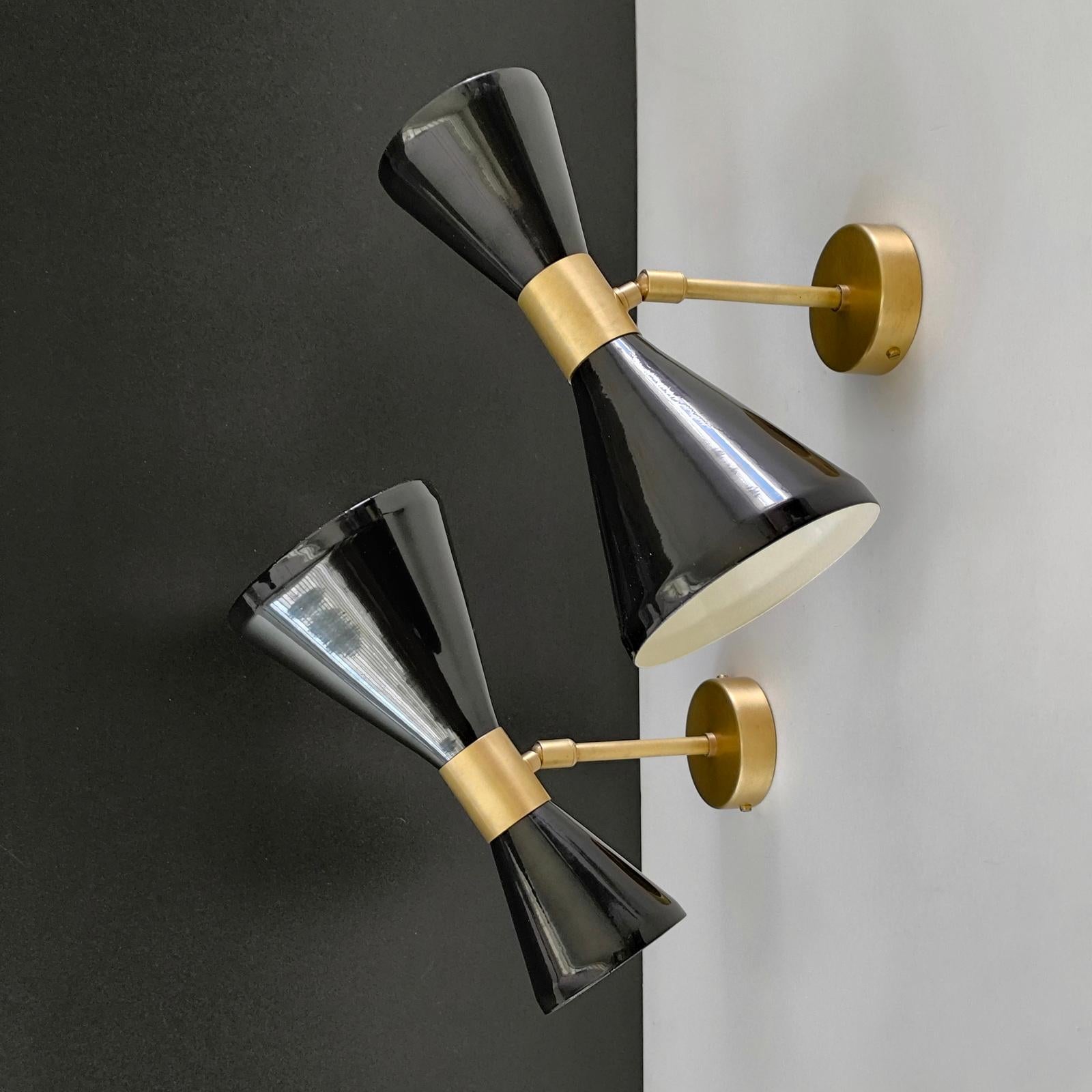 XXIe siècle et contemporain Diabolo Paire d'appliques réglables en laiton patiné et peinture noire style Stilnovo en vente