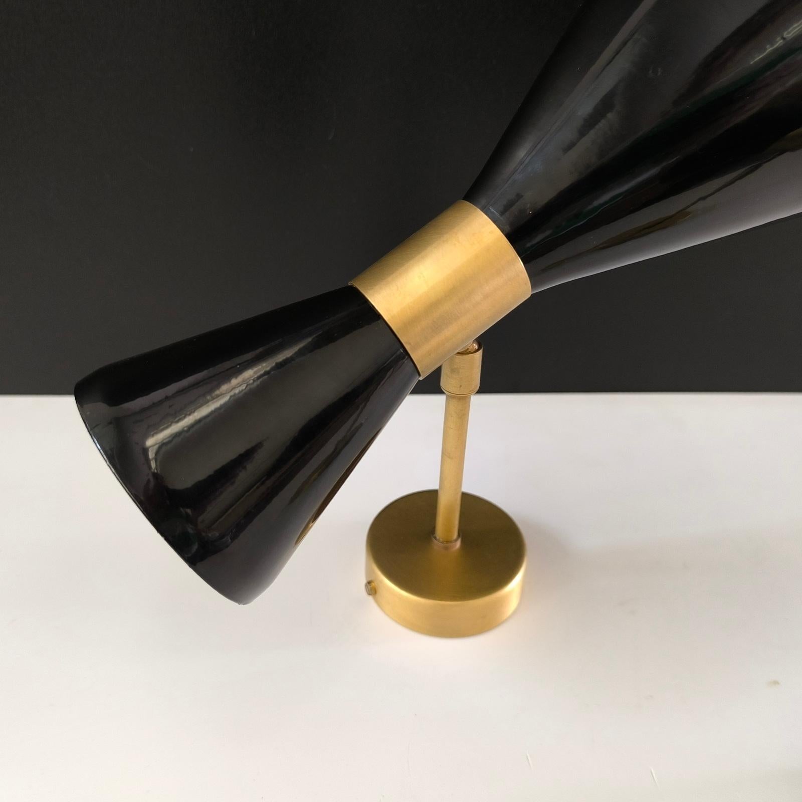 Laiton Diabolo Paire d'appliques réglables en laiton patiné et peinture noire style Stilnovo en vente