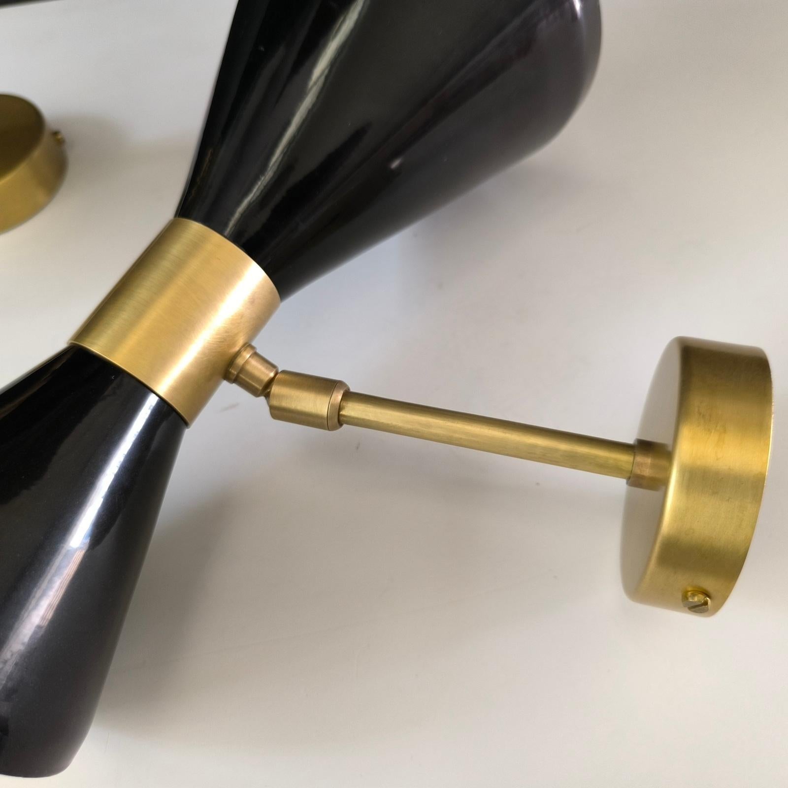 Diabolo Paire d'appliques réglables en laiton patiné et peinture noire style Stilnovo en vente 1