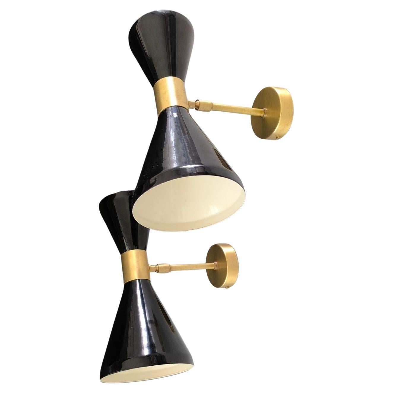 Diabolo Paire d'appliques réglables en laiton patiné et peinture noire style Stilnovo en vente
