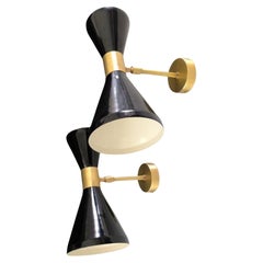 Diabolo Coppia di applique regolabili in ottone patinato e vernice nera Stilnovo