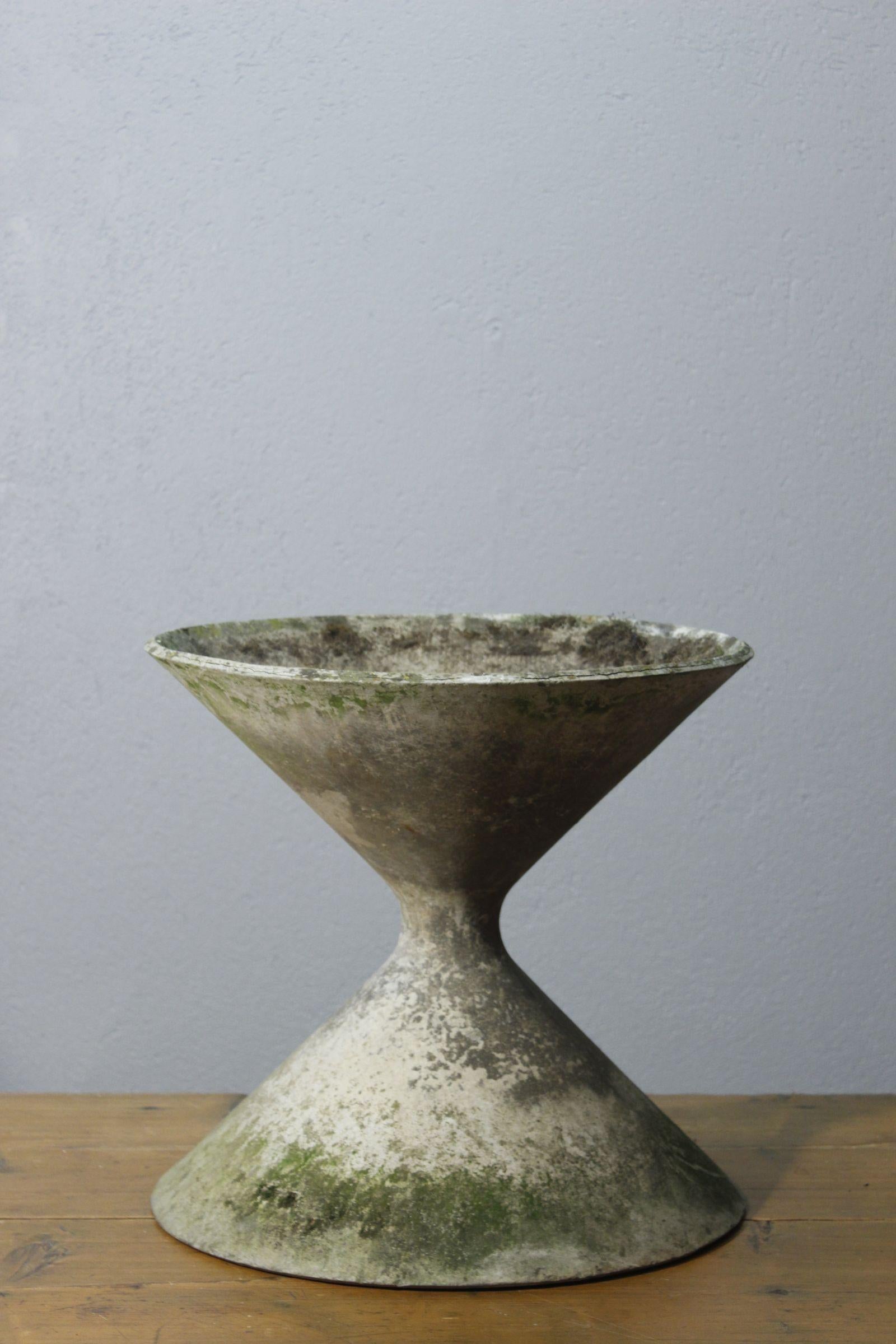 Brutalist Diabolo planter in fibre cement by Anton Bee & Willy Guhl 1970s For Sale