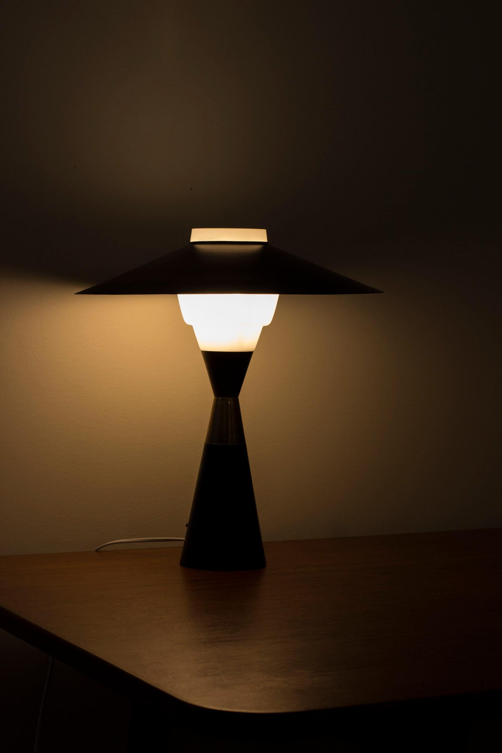 Milieu du XXe siècle Lampe de table 
