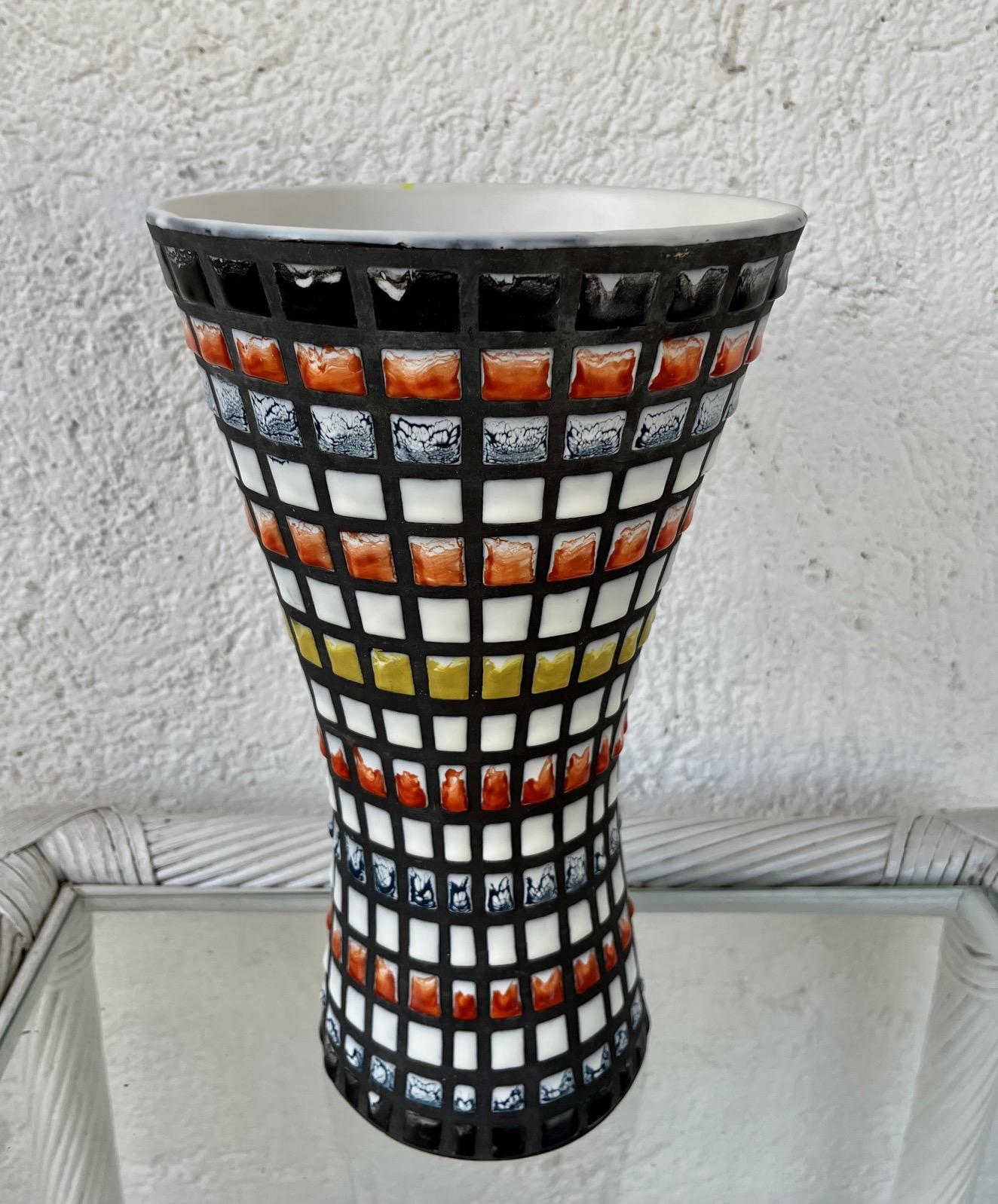 Diabolo vase « Damier » by Roger Capron
Glazed ceramic with blue, red, yellow, black and white geometrical pattern. This decor is referred to as 