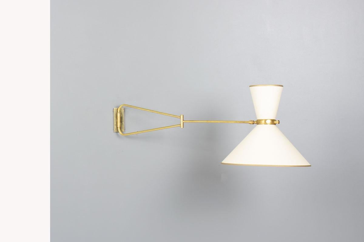 Questa elegante lampada da parete Diabolo è stata prodotta da Lunel in Francia negli anni '50, ispirandosi al lavoro del designer René Mathieu. Perfetto esempio di design francese del dopoguerra, combina un'estetica raffinata con una funzionalità