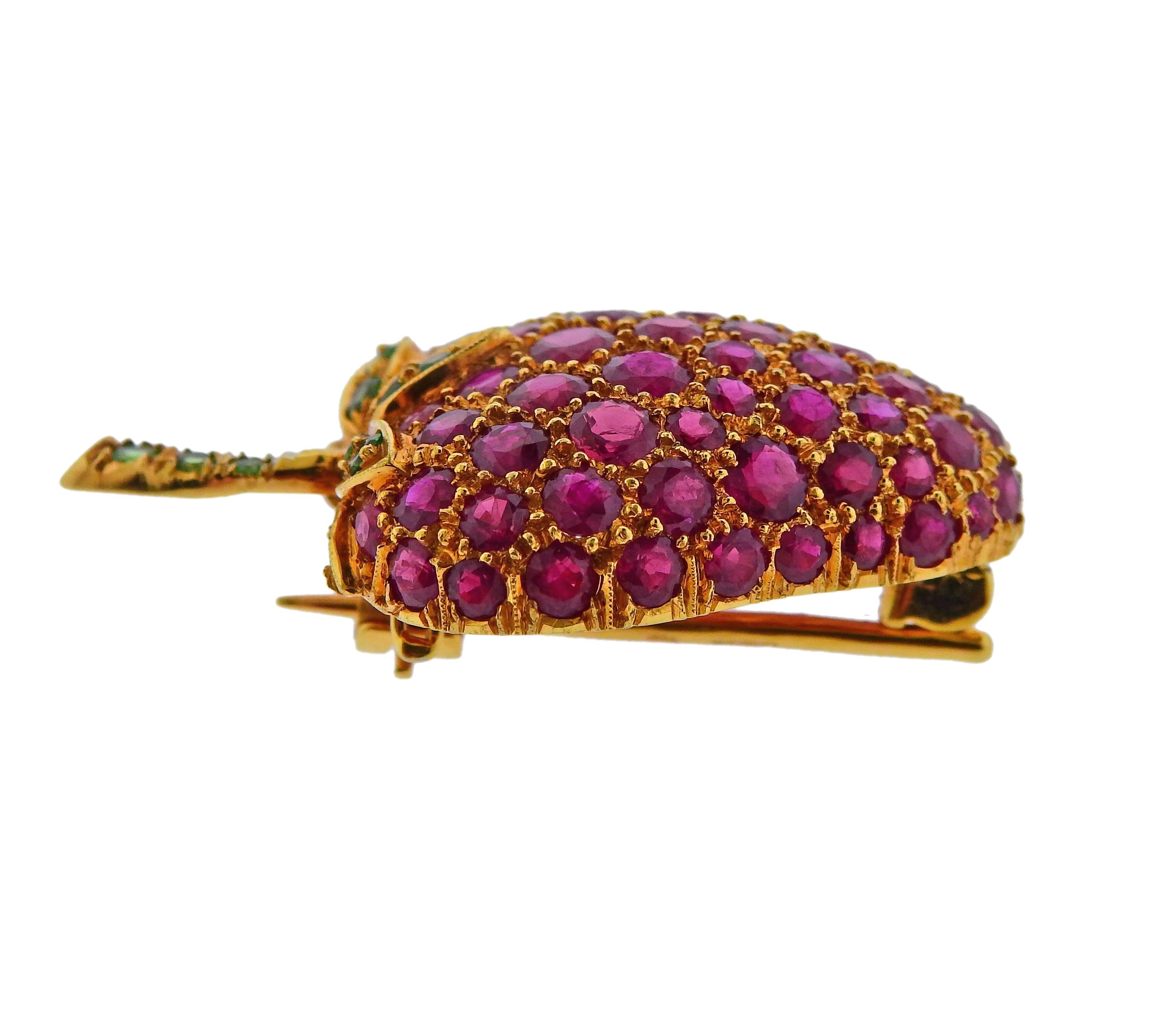 Adorable 18k gold strawberry brooch, crafted by Diafini, set with tsavorite garnets and rubies. The brooch is 38mm x 25mm. Marked Diafini 750 on the stem. Weighs 10.9 grams.

SKU#PB-01394