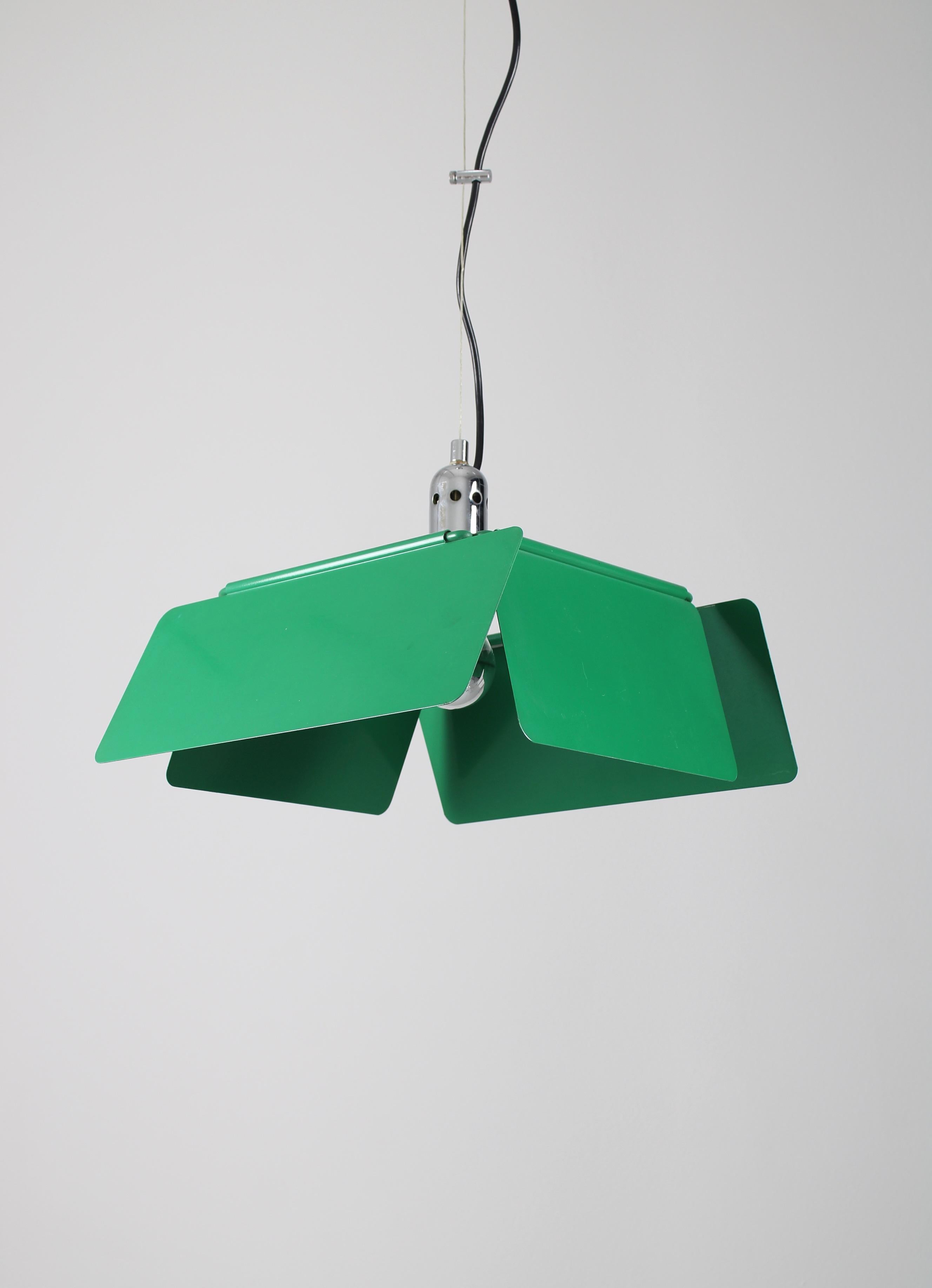 Very rare pedant lamp called the Diaframma. Designed by Fabio Lenci in 1974. Produced by Design House which was a part of the iGuzzini brand. This interesting design features a square shaped metal structure with on each side an adjustable shade. By