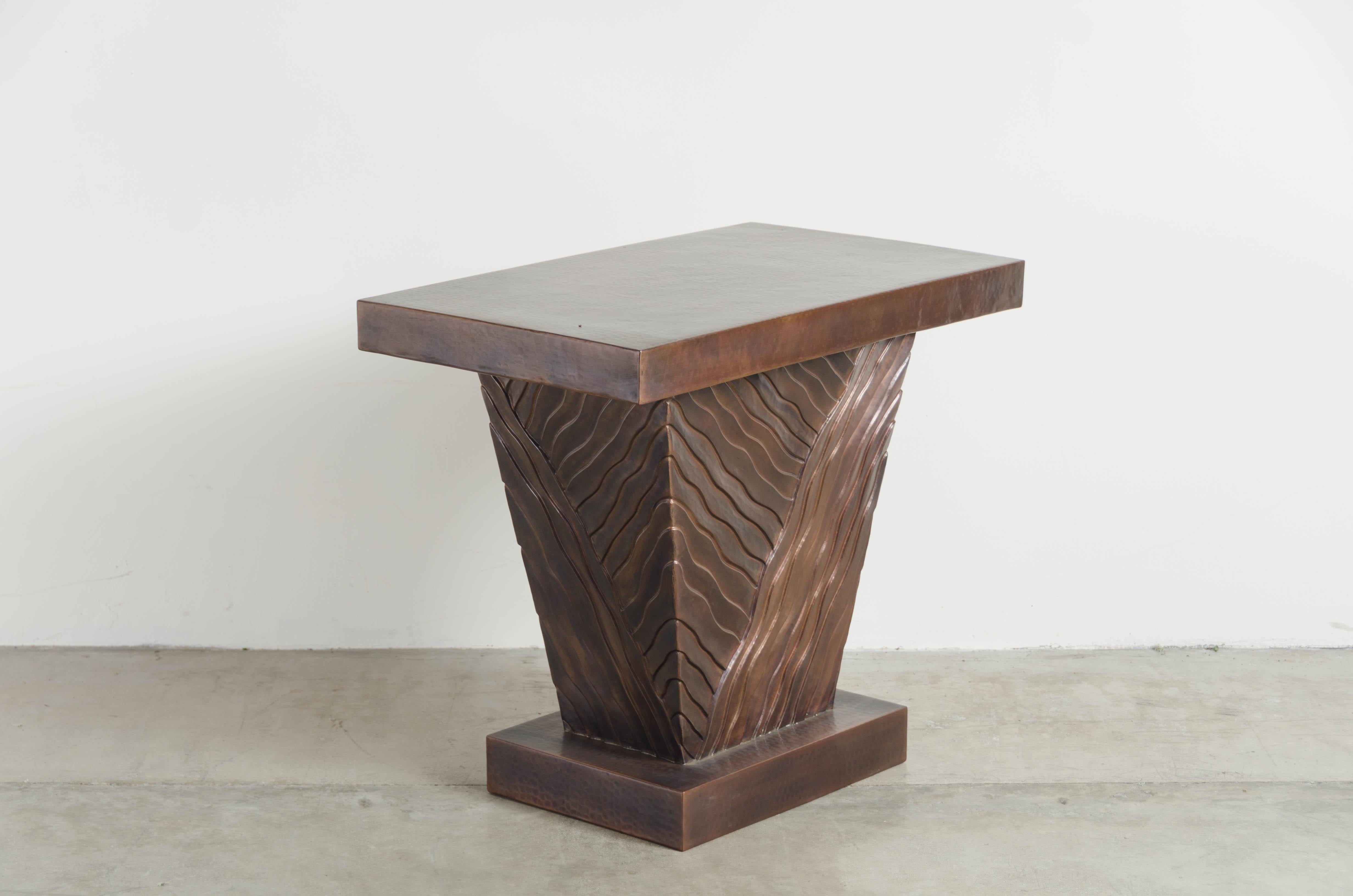 Diagonal Cascade design side table
Antique copper
Hand repousse
Limited edition
Each piece is individually crafted and is unique.

Repousse´ is the traditional art of hand-hammering decorative relief onto sheet metal. The technique originated