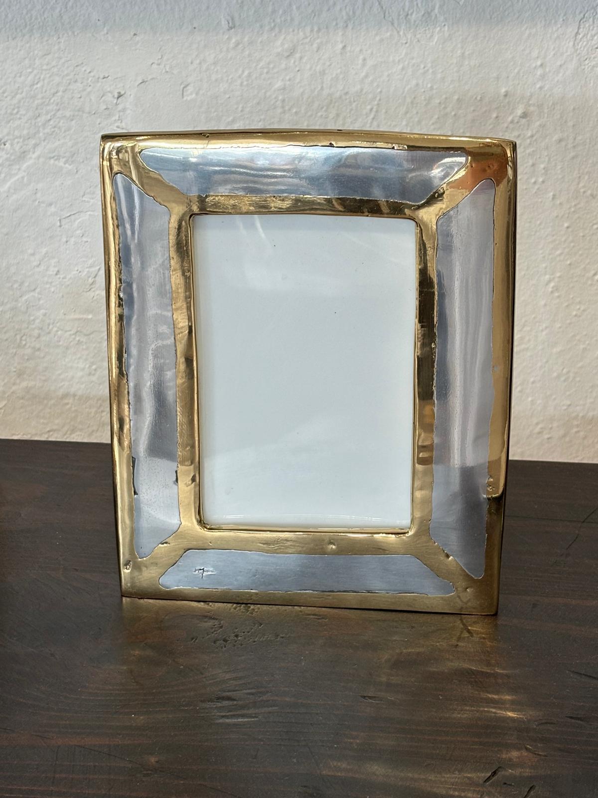 Le cadre diagonal a été créé par David Marshall, à partir d'aluminium moulé au sable.
 Nous utilisons des matériaux recyclés ; toutes nos pièces sont faites à la main, montées et finies dans notre fonderie et atelier en Espagne.
Elle est certifiée