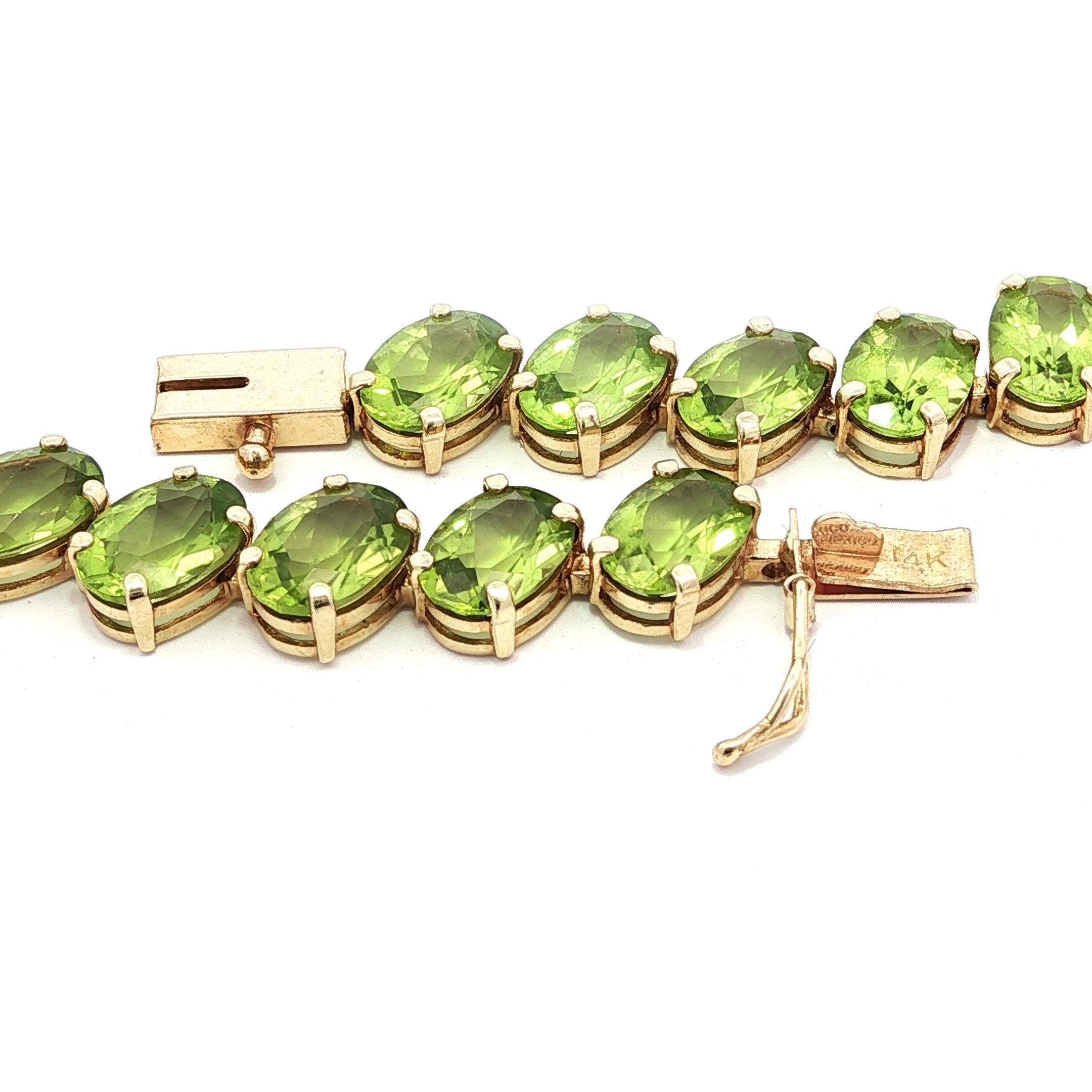 --Pierre(s) :...
(31) Péridots véritables naturels - taille ovale brillante - sertis - riche couleur vert jaunâtre - 7x5mm (approx.) - 29ctw (approx.)

MATERIAL : Or jaune 14k massif
Poids : 11,4 grammes
Type : Ligne diagonale Lien de