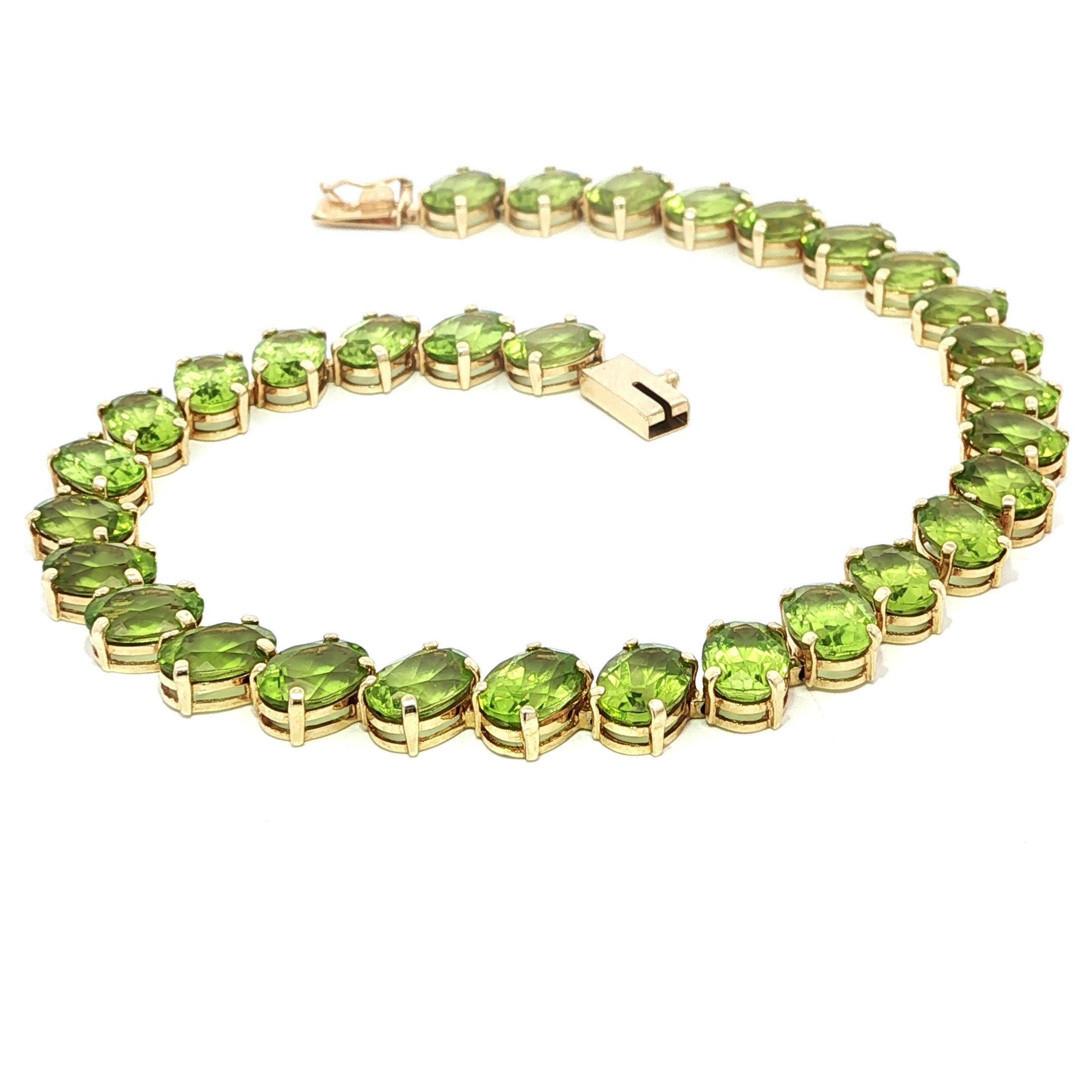 Taille ovale Bracelet de tennis en or jaune diagonal 29ctw Oval Rich Yellowish Green Peridot en vente