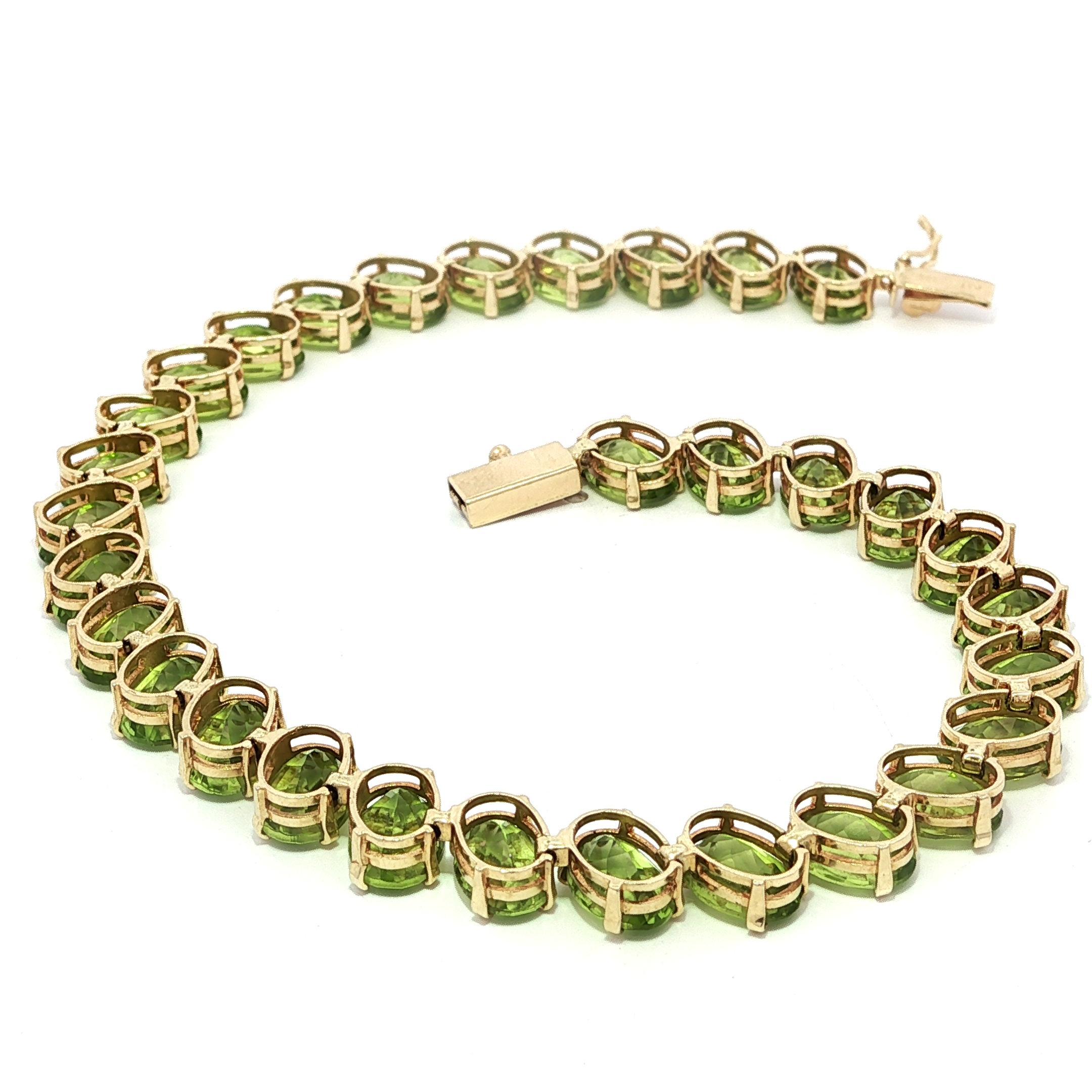 Bracelet de tennis en or jaune diagonal 29ctw Oval Rich Yellowish Green Peridot Excellent état - En vente à Montclair, NJ