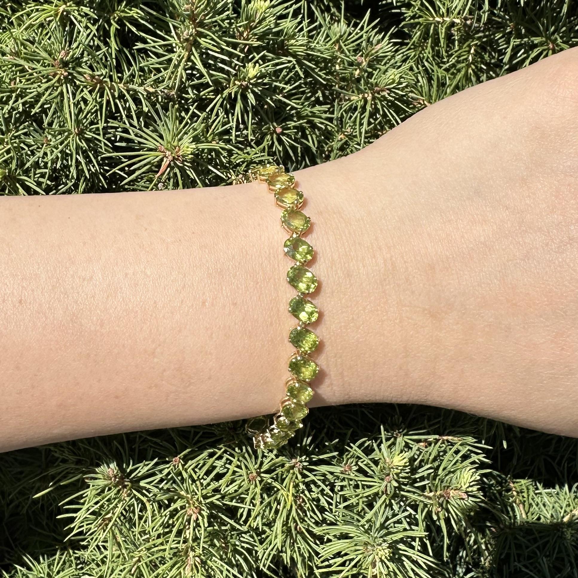 Bracelet de tennis en or jaune diagonal 29ctw Oval Rich Yellowish Green Peridot en vente 1