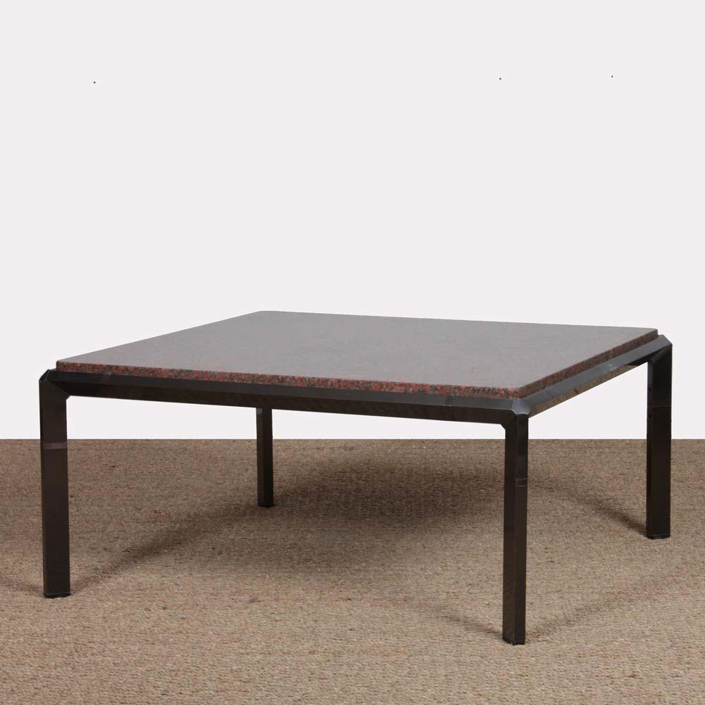 The Diagonos series designed by Philippe Parent was launched in 1977. It is declined in several formats. The base of this coffee table is in steel with a gunmetal finish. It features a marble top. This piece is in good original condition.