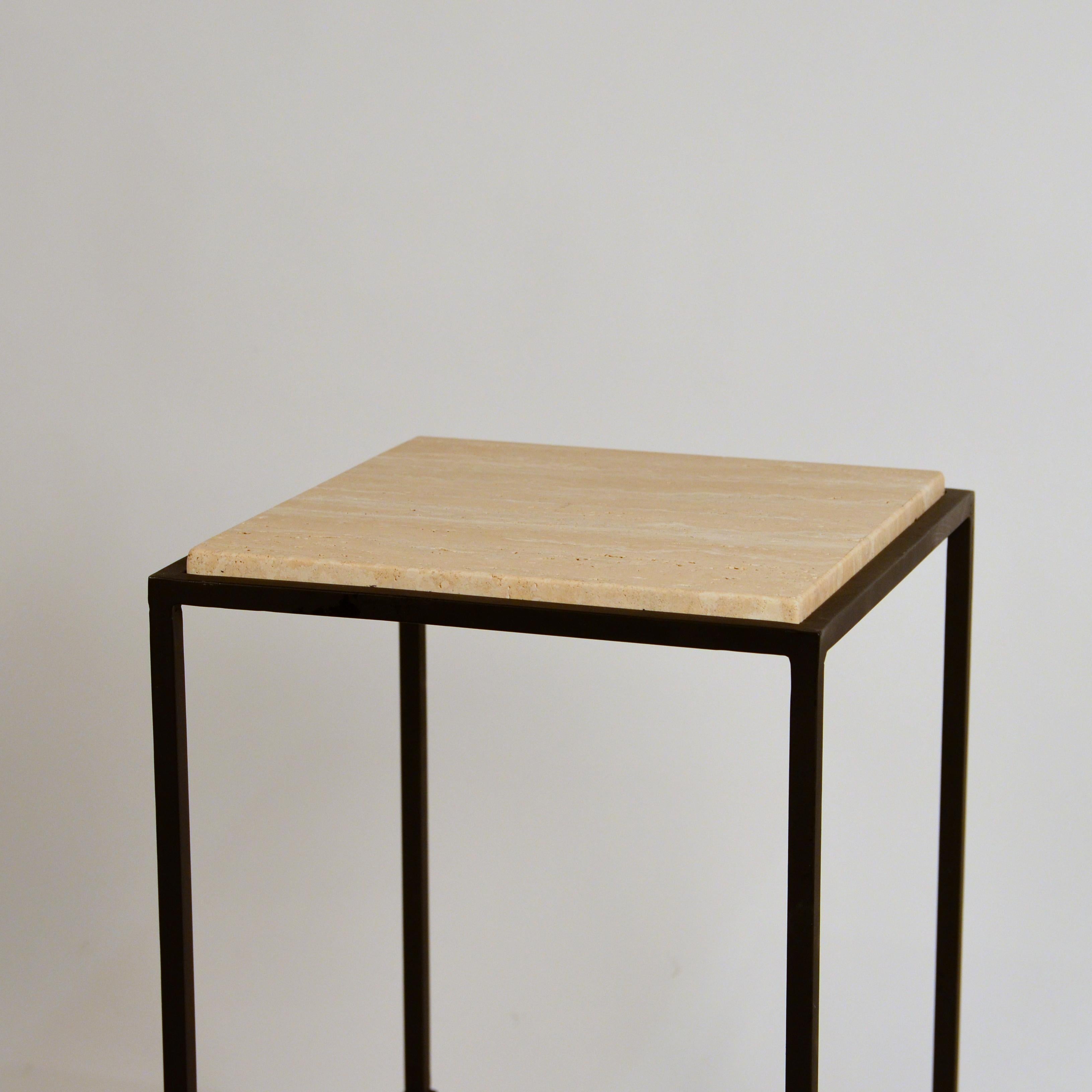 Français Table à boire 'Diagramme' en fer forgé et travertin adouci par Design Frères en vente