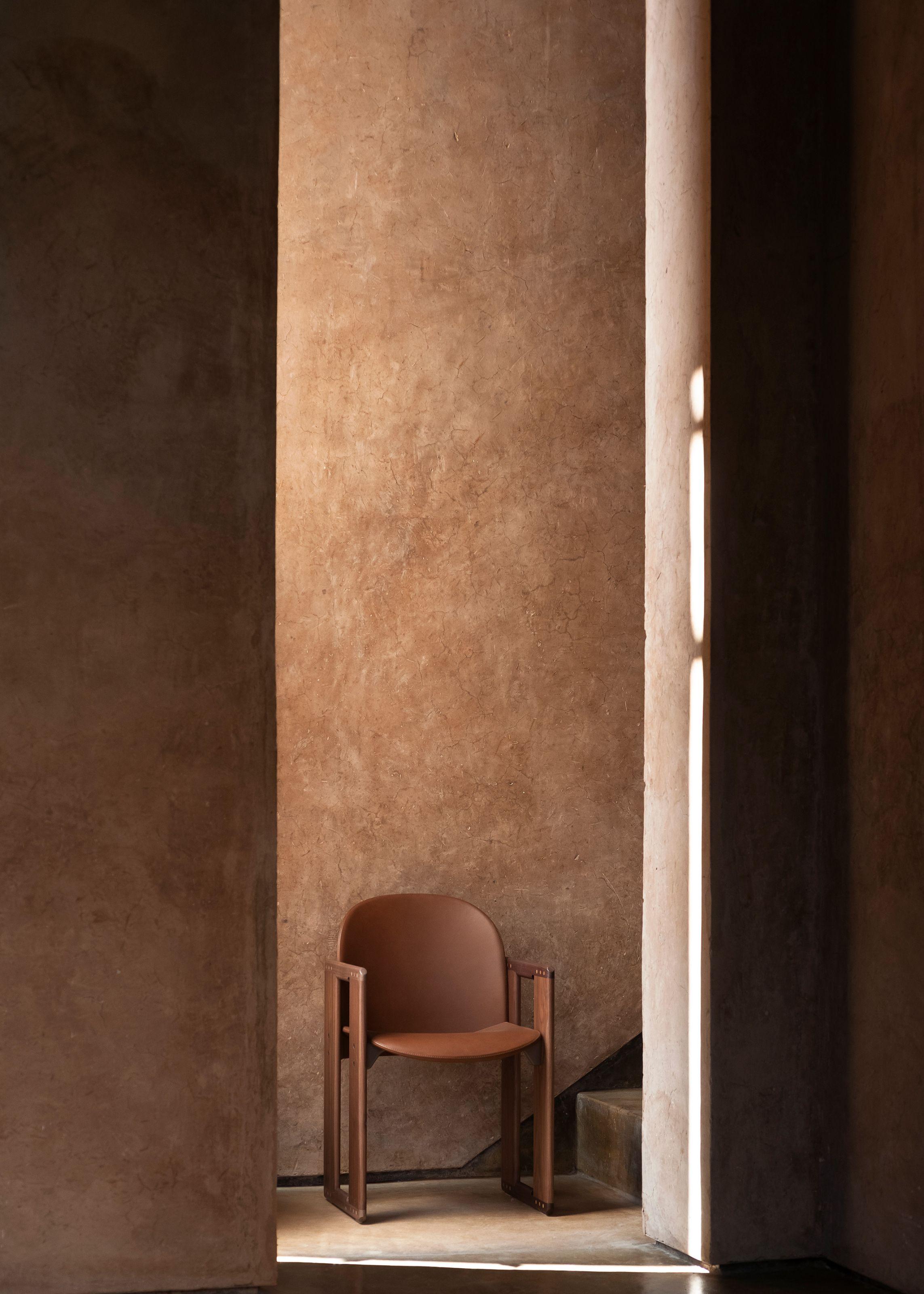 Dialogue (Silla con reposabrazos)
Diseño de Tobia Scarpa

La silla Dialogo, con reposabrazos, es una obra maestra de Tobia Scarpa, celebrada con motivo de su 50 aniversario con esta reedición de Tacchini. La silla presenta un armazón rectangular de