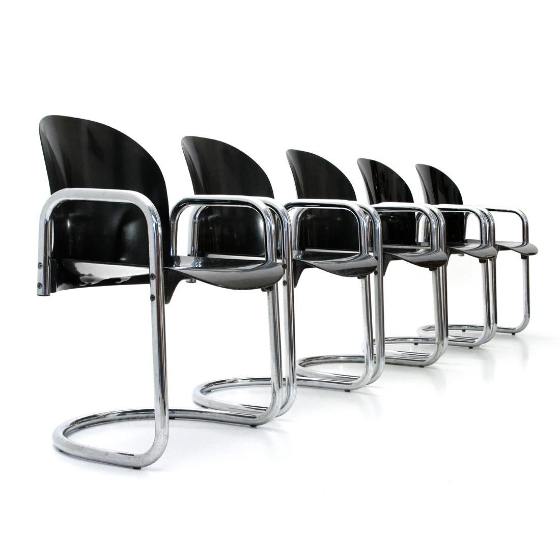 Set of five chairs produced by B&B Italia in the 1970s on a project by Tobia Scarpa.
Chromed metal frame.
Seat and back in molded plastic, Tre with glossy finish and two with matte finish.
Structure in good condition, some signs due to the normal