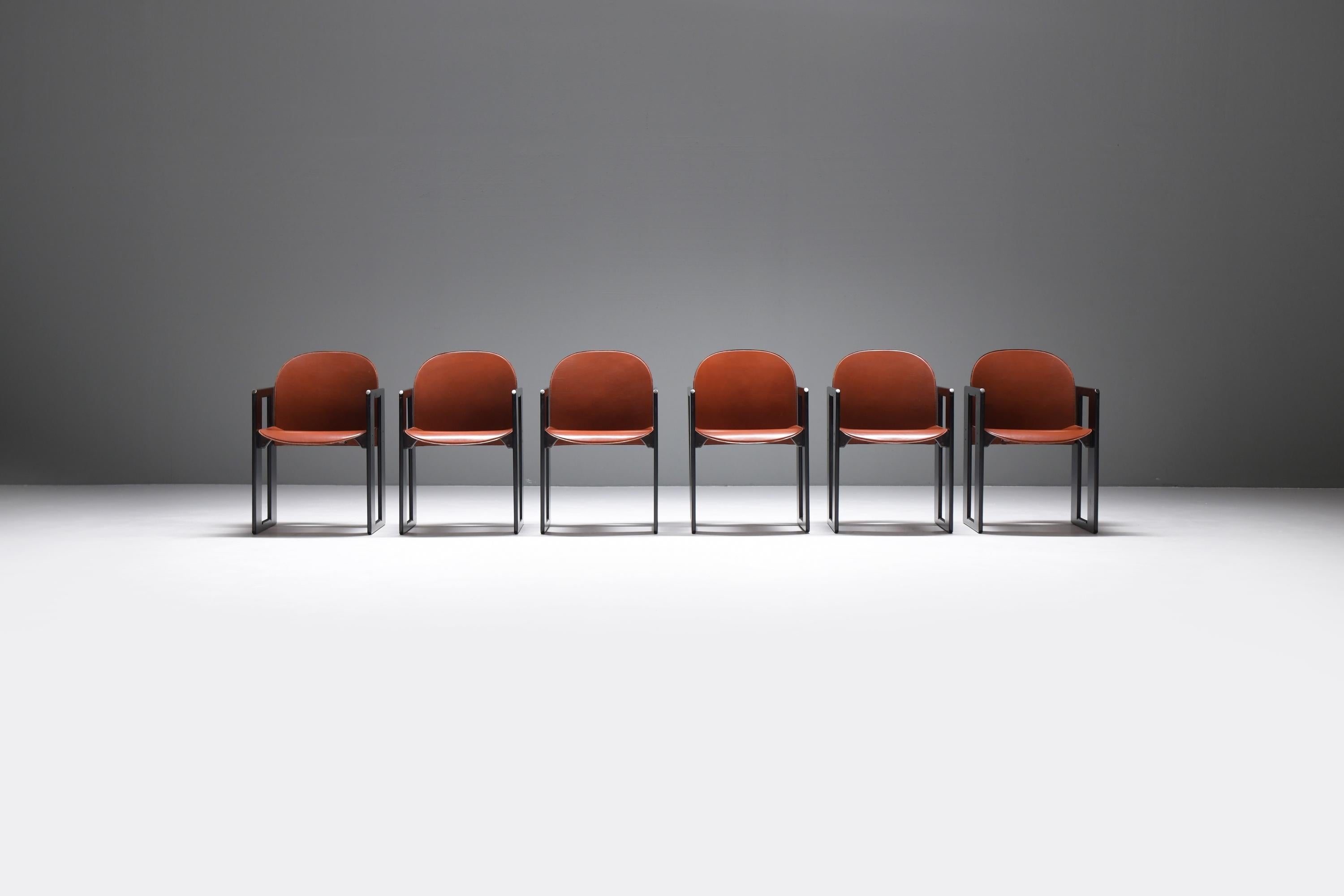 Passender Satz von 6 Vintage Dialogo Sesseln mit Struktur aus schwarz lackiertem Holz.  Sitz und Rückenlehne aus burgunderfarbenem/braunem Originalleder.
Entworfen von Tobia & Afra Scarpa und hergestellt von B&B Italia in den 1970er Jahren

Der