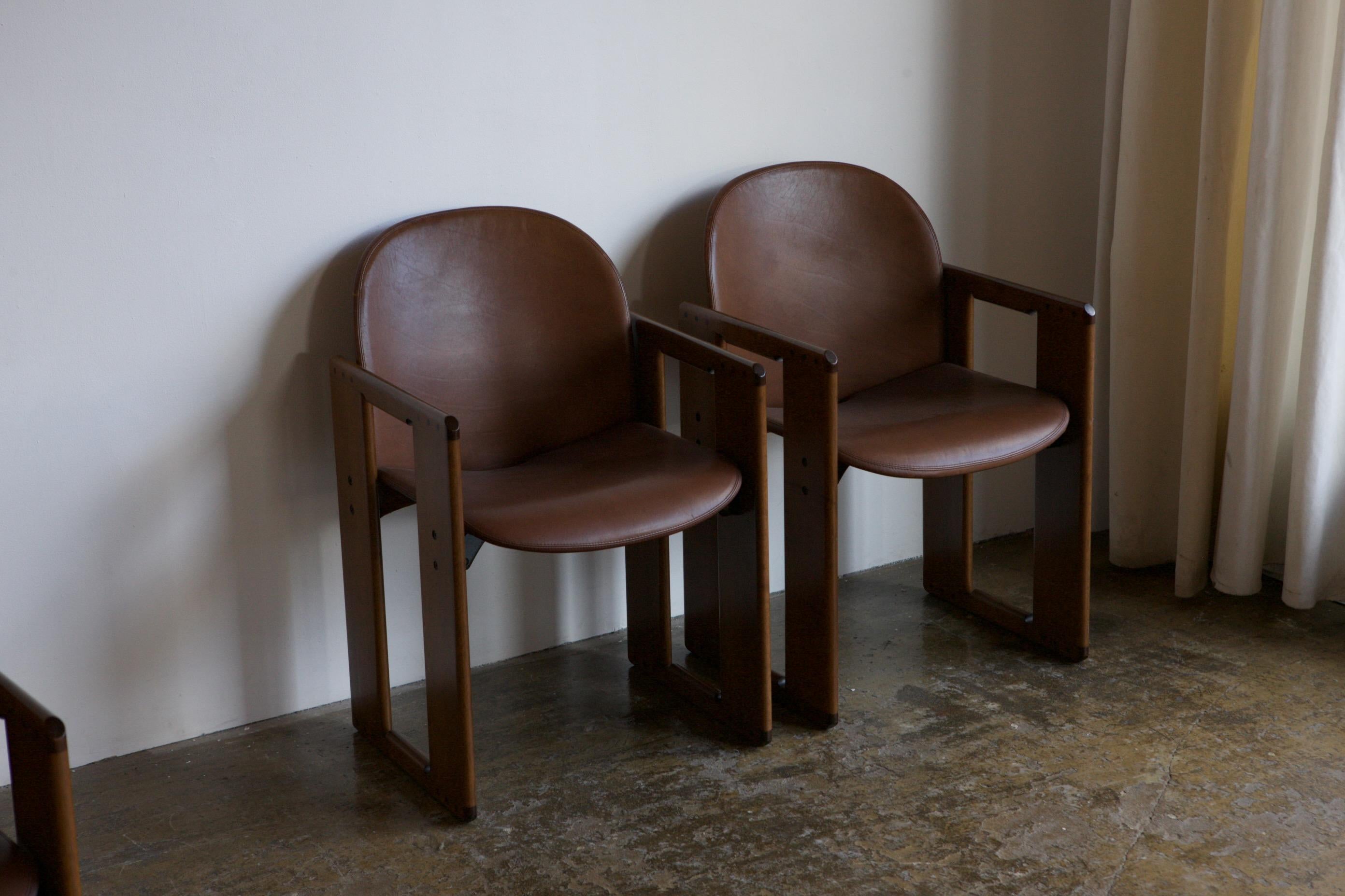 La chaise de salle à manger Dialogo, un modèle emblématique et très recherché, a été conçue en 1974 par Afra et Tobia Scarpa pour BB Italia. Celui-ci est en très bon état, le cuir cognac a été extrêmement soigné, de même que le bois et les