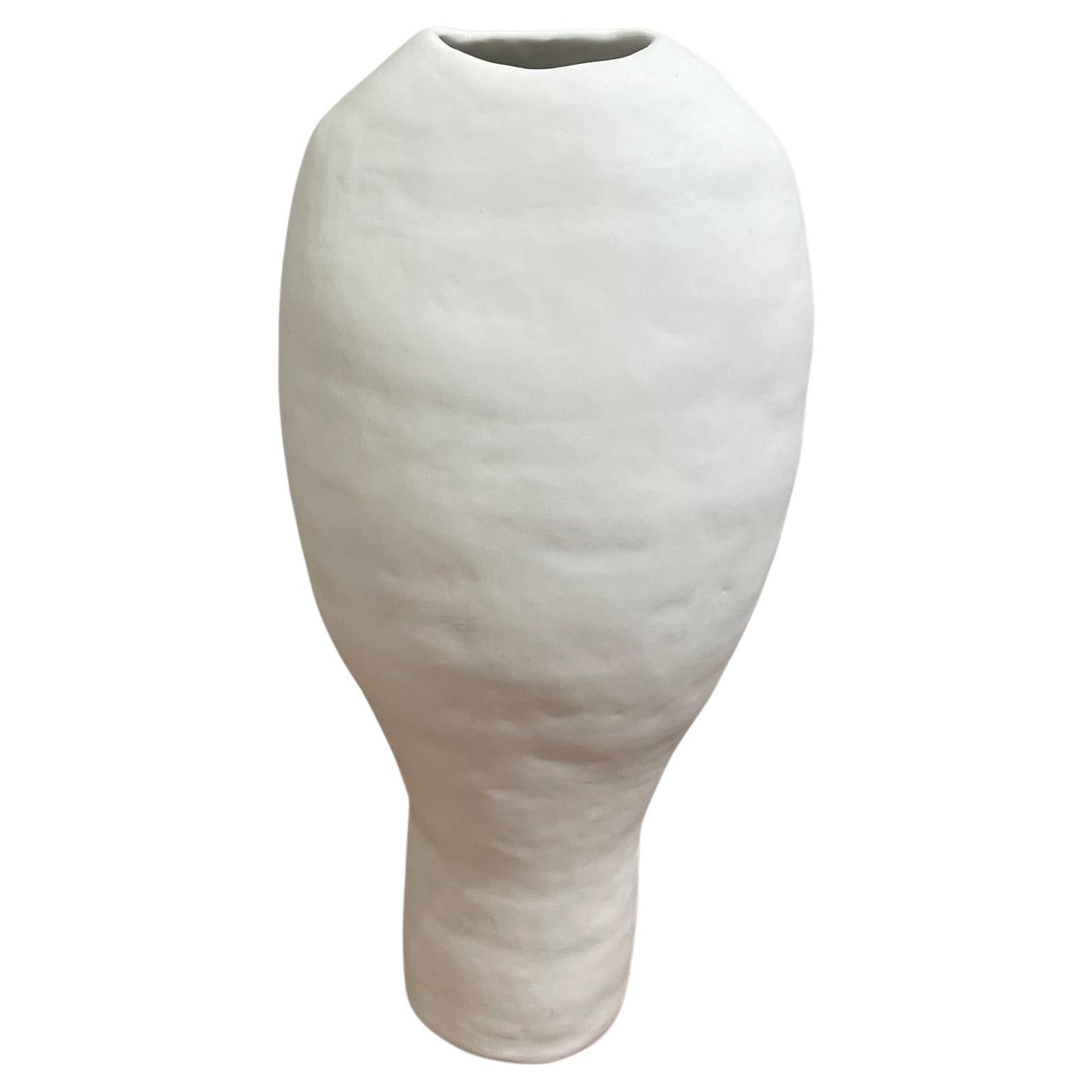 DIALOGUE 1 Vase, handgefertigte organische moderne Porzellanvase in Weiß