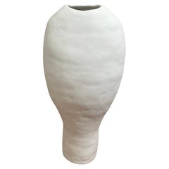 DIALOGUE 1 Vase, handgefertigte organische moderne Porzellanvase in Weiß
