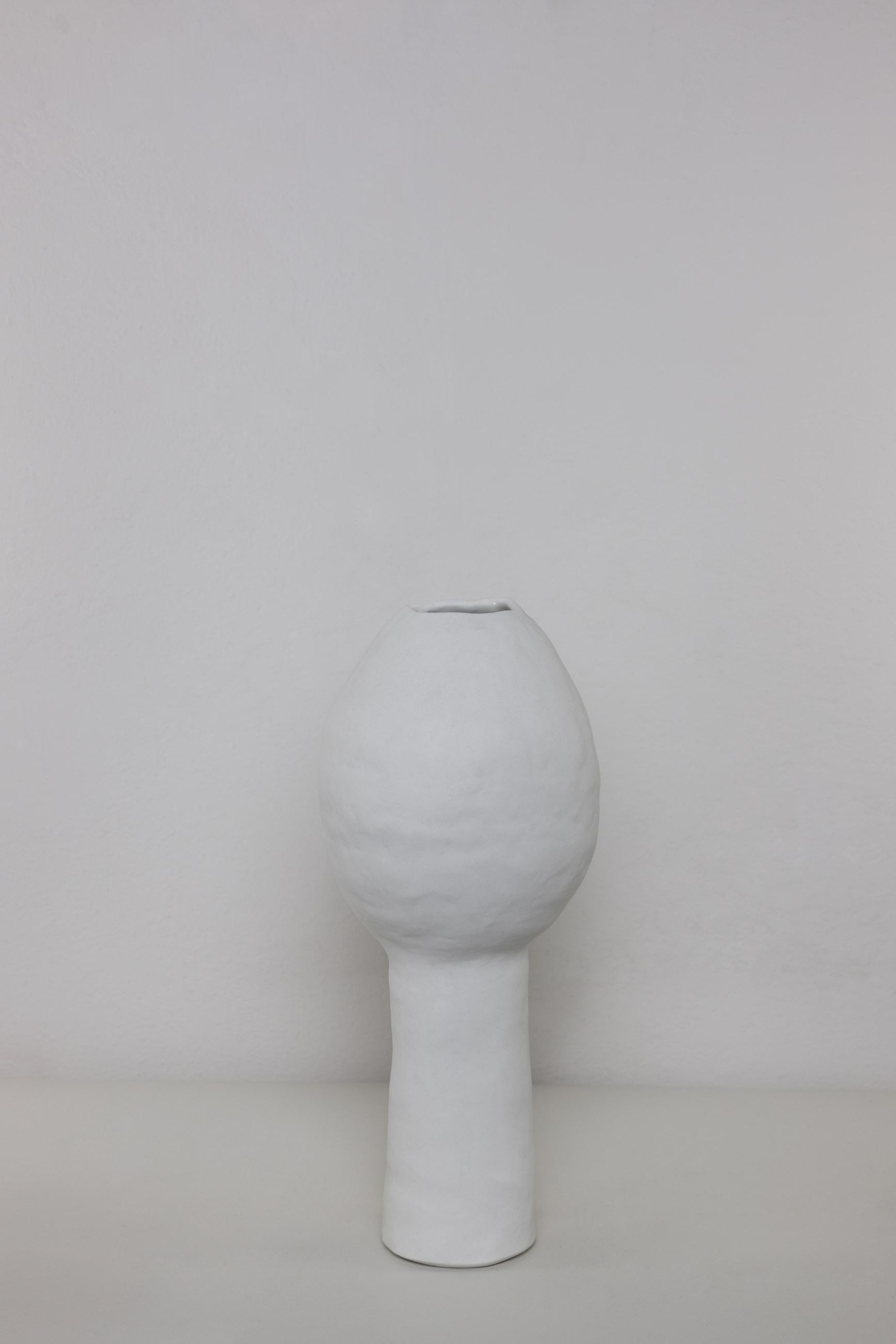 Présentation du vase en porcelaine fait à la main DIALOGUE 2. Ce vase organique unique est méticuleusement fabriqué à la main selon la technique du serpentin, ce qui garantit que chaque pièce est unique. Ces vases sont émaillés à l'intérieur pour