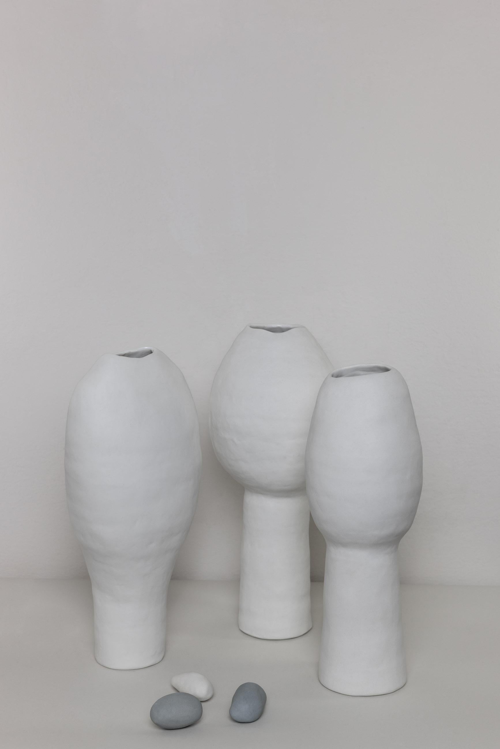 Organique DIALOGUE 2 vase blanc en porcelaine organique et moderne fait à la main en vente