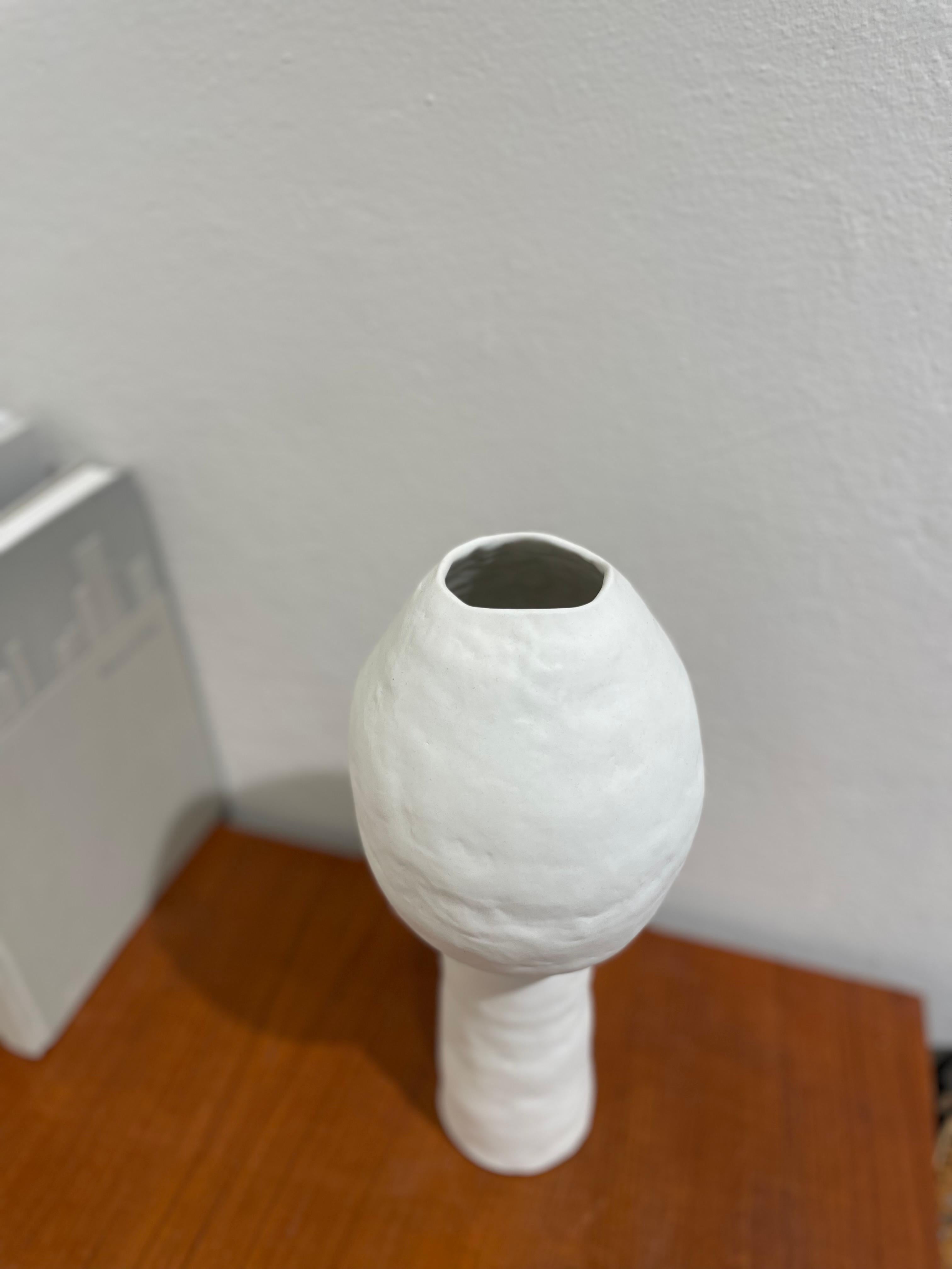 italien DIALOGUE 2 vase blanc en porcelaine organique et moderne fait à la main en vente