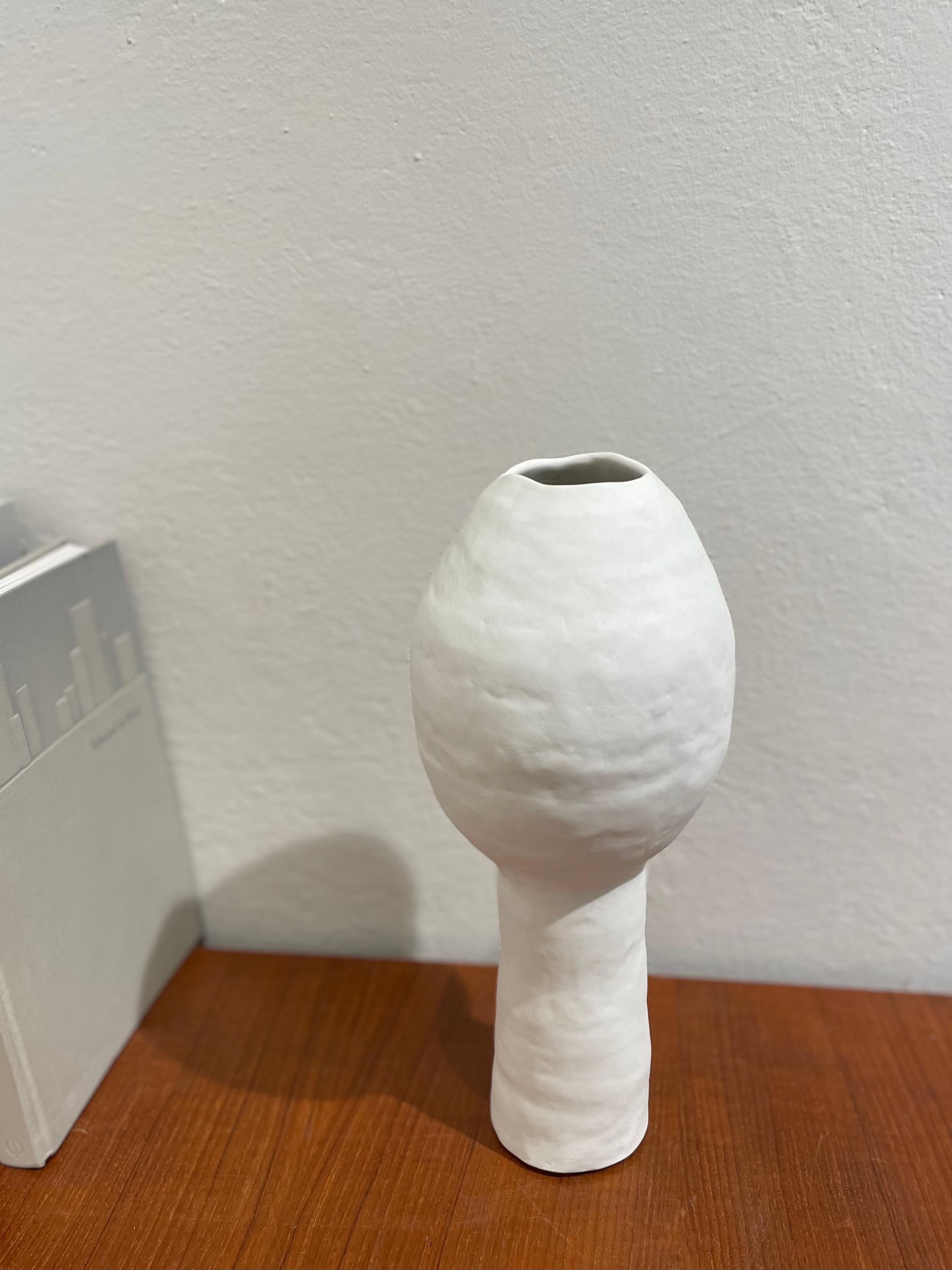 Fait main DIALOGUE 2 vase blanc en porcelaine organique et moderne fait à la main en vente