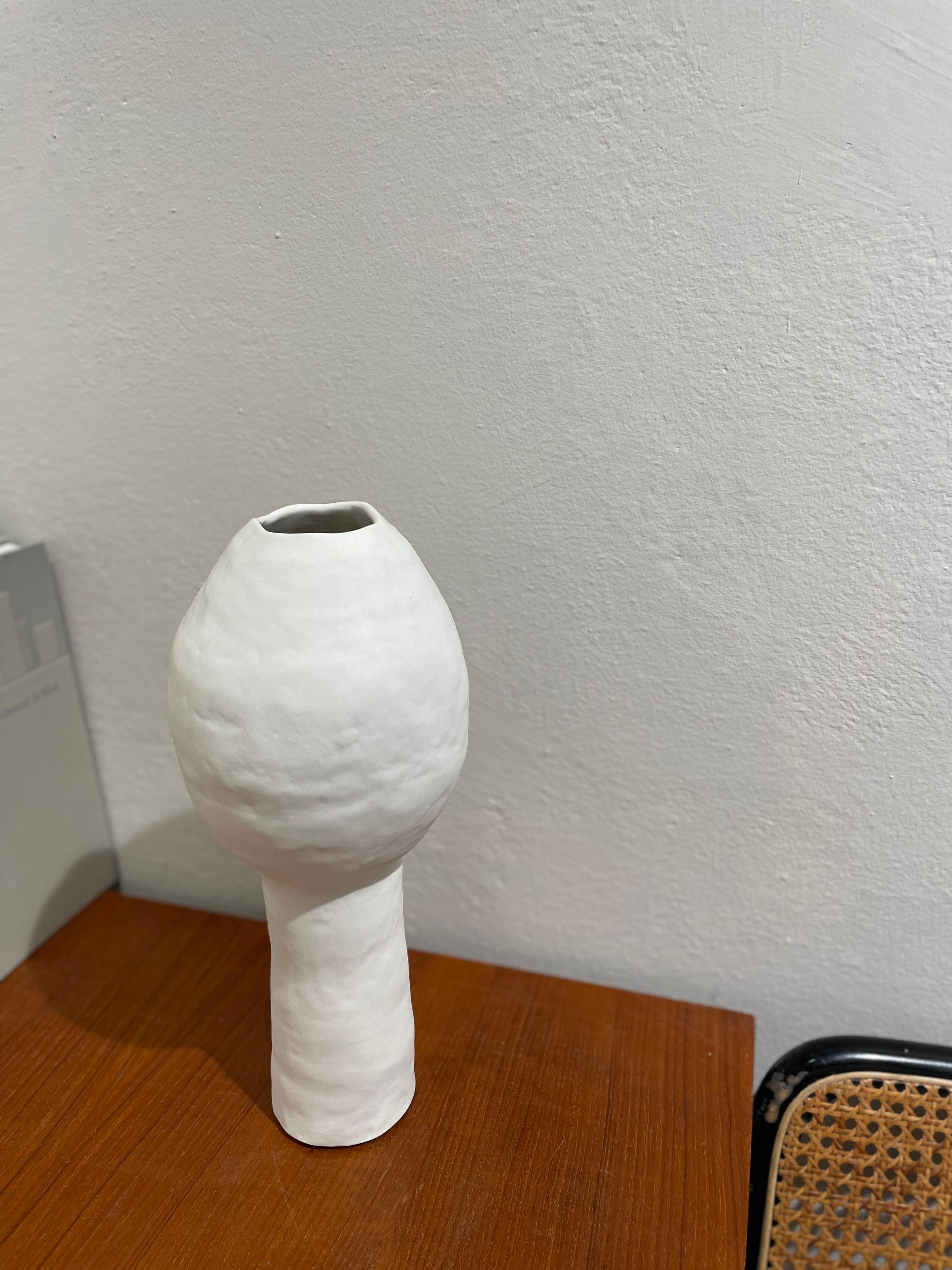 XXIe siècle et contemporain DIALOGUE 2 vase blanc en porcelaine organique et moderne fait à la main en vente