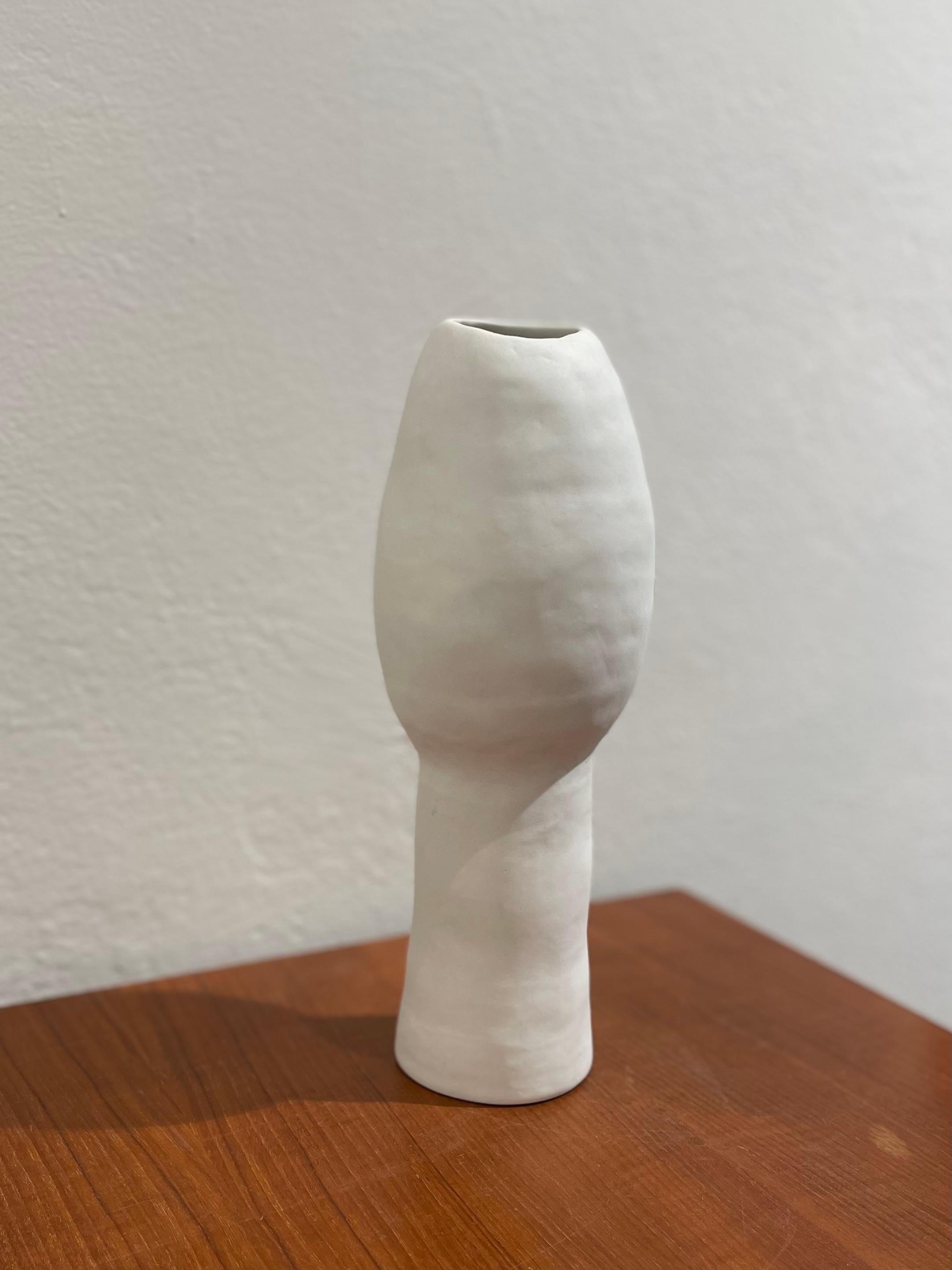 DIALOGUE 3 vaso, vaso in porcellana organica moderna fatto a mano, bianco In condizioni Nuovo in vendita a Firenze, IT