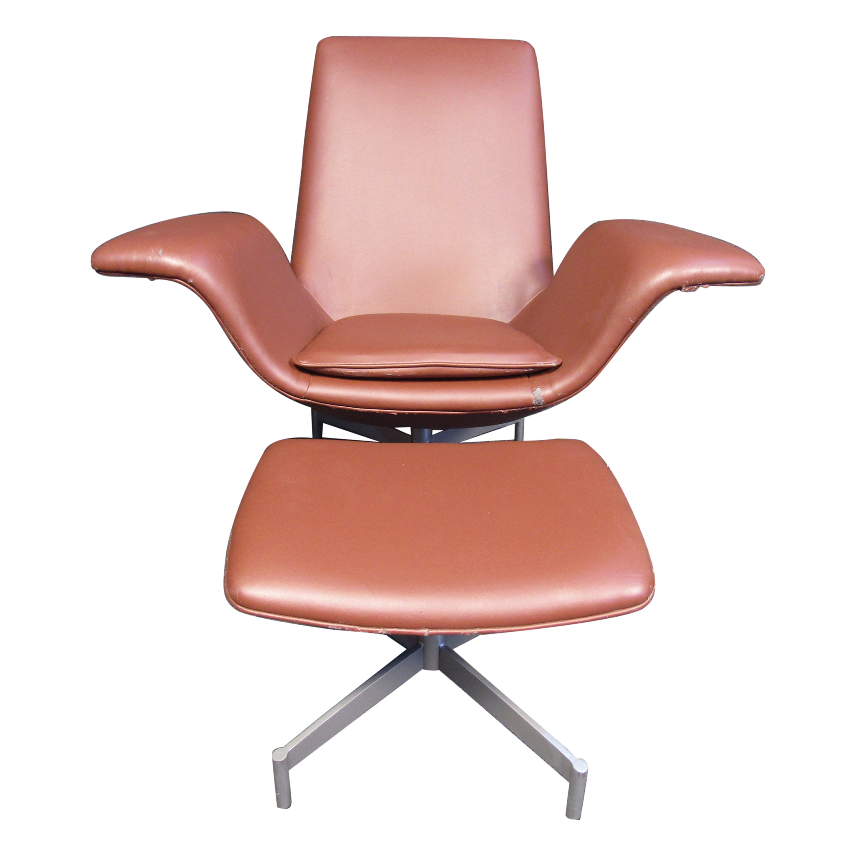 Ispirata all'estetica classica del modernismo di metà secolo, la sedia e il pouf Dialogue rappresentano una soluzione intuitiva e funzionale per le conferenze e le sale d'attesa. Questa sedia e questo pouf sono caratterizzati da una morbida pelle