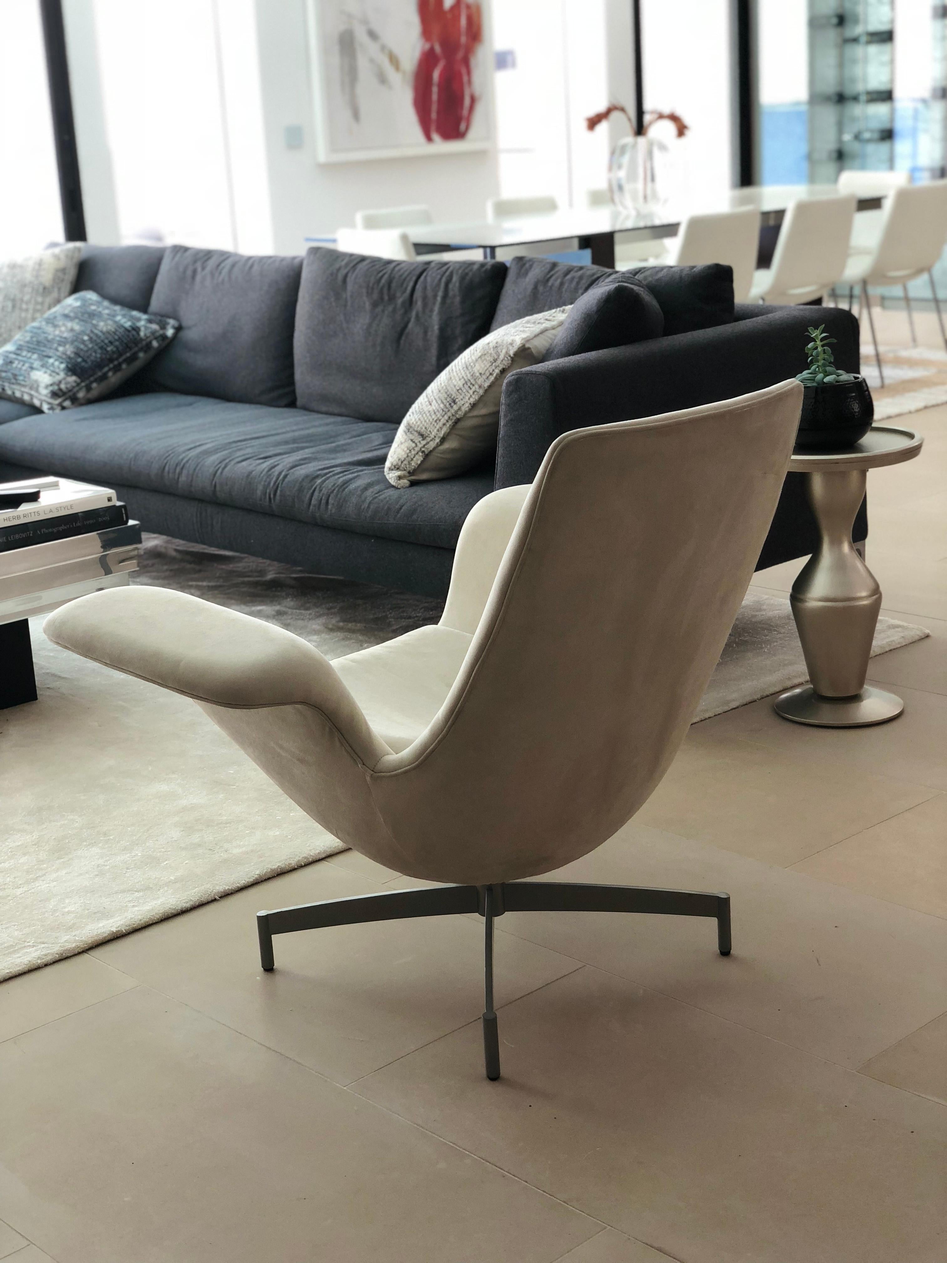 Inspired by the Classic design aesthetic of the mid-20th century, the dialogue chair provides an intuitive and purposeful solution for casual conference and lobby scenarios. Simple yet functional, the lounge chair features an integral task surface
