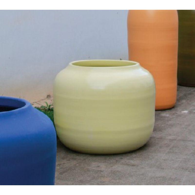 Petite jardinière Dialogue avec glaçure jaune par WL Ceramics Neuf - En vente à Geneve, CH