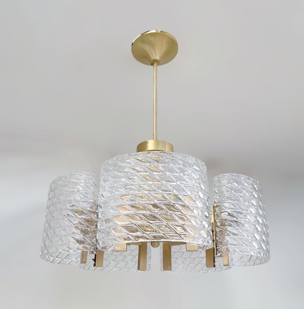 Lustre italien avec abat-jour en verre clair de Murano soufflé à la main en forme de diamant stylisé et effet texturé, monté sur une monture en laiton massif en finition laiton satiné, conçu par Fabio Bergomi pour Fabio LTD / Made in Italy
10 lampes