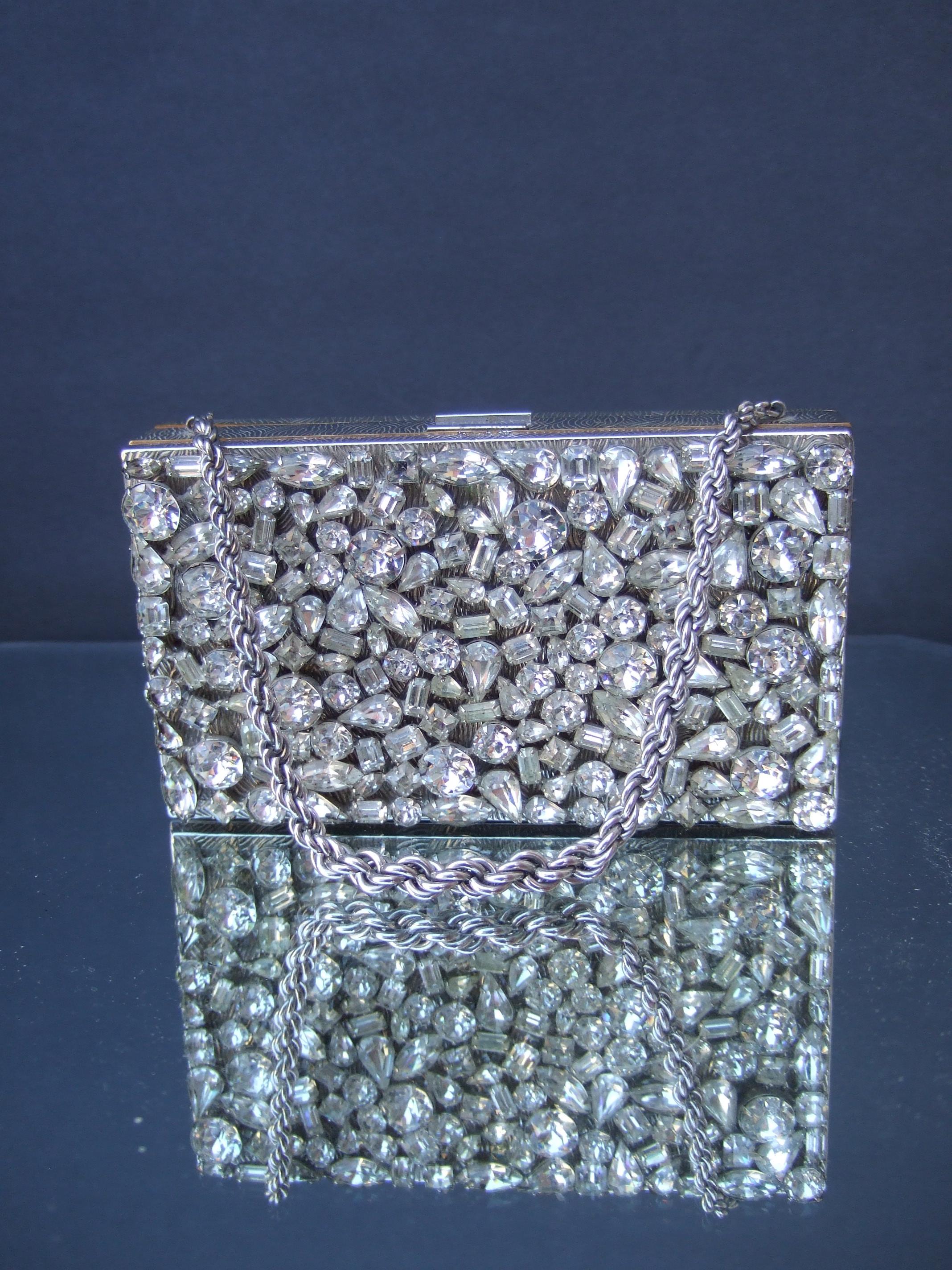 Bolso de noche de cristal con diamantes de los años 60 - estuche compacto diseñado por Evans 
El exquisito bolso de noche - estuche compacto está incrustado con un collage de brillantes 
cristales de diamante en la tapa de varias formas y tamaños