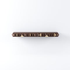 Aparador Diamante de +55design - Madera facetada con incrustaciones de bronce