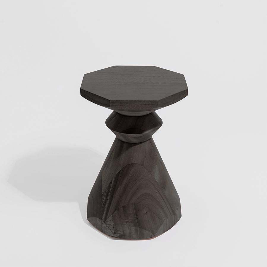 Diamantea è uno sgabello scultoreo progettato da Bucle che riflette la luce e la forma come un diamante. Sapientemente tornita a mano e lucidata dal legno massiccio, la sua durata e la sua presenza derivano dalla maestria e dall'energia catturate in