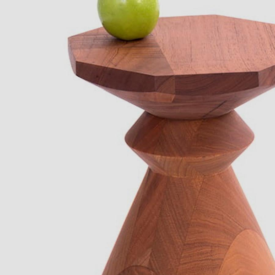 Diamantea est un tabouret sculptural conçu par Design-Light qui reflète la lumière et la forme comme un diamant. Tournée et polie à la main par des experts en bois massif, sa durabilité et sa présence découlent du savoir-faire artisanal et de