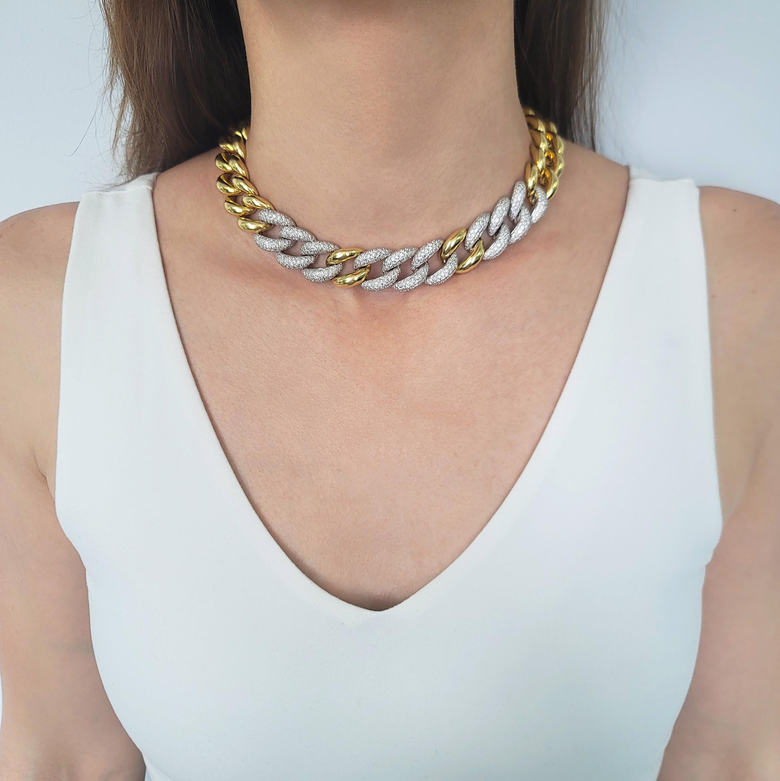 Collar Gargantilla De Eslabones De Diamante En Oro Bicolor. El collar consta de veinticinco eslabones de oro amarillo de 18 quilates y nueve eslabones de oro blanco de 18 quilates con incrustaciones de diamantes en la parte delantera. Equipado con